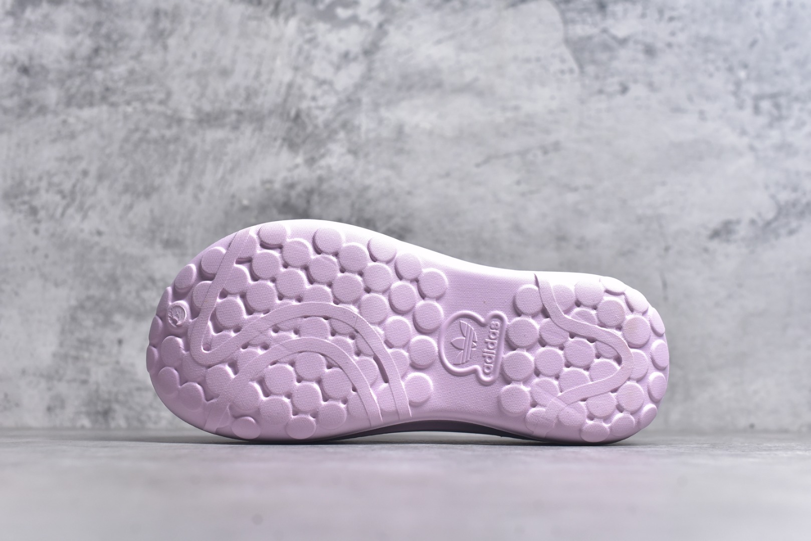 图片[6]-#AD Originals AdiFOM Stan Smith Mule 防滑耐磨轻便运动凉鞋穆勒厨师鞋 樱花粉 IE0480 重金购入原鞋及原档案磨具生产指令开发 鞋头部位凹凸有致 横向大面积波浪纹理 后跟Logo 凹凸明显 轮廓分明 描漆定位精准 公整无偏差不溢出 LOGO内侧钢印清晰工整 原厂磨具全鞋无多余毛边 同源公司EVA粒子环保塑料 原厂指令配方 无任何异味 弹性卡色均保持原鞋一致 匠心打造 鞋口弧度大小 鞋面色泽质感同步原鞋 LOGO内侧钢印清晰工整 中底部分带原厂钢印编号 原厂Ortholite欧斯莱鞋垫 区别掉渣海玻璃鞋垫 吸汗防臭的效果无法相提并论 原厂定制原标 同比ZP 符合人体设计 轻松脚感 一穿即走 这款拖鞋旨在致敬经典的Stan Smith 简约鞋面和后跟细节灵感源于原版 并通过厚实的比例和超光滑的触感 带来现代风格的革新 采用含有甘蔗制成的泡沫材料 心系环保 摆脱绑带或鞋带束缚 易于穿脱 保持舒适 采用天然可再生材料 旨在帮助减少塑料污染 偏小一码 尺码：35-46-选品中心