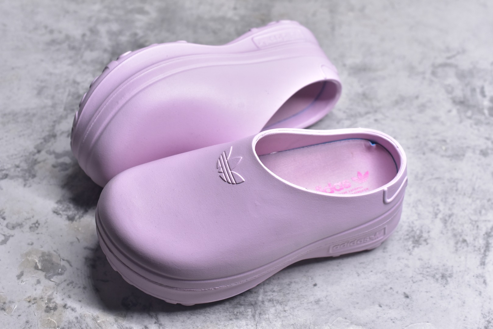 图片[7]-#AD Originals AdiFOM Stan Smith Mule 防滑耐磨轻便运动凉鞋穆勒厨师鞋 樱花粉 IE0480 重金购入原鞋及原档案磨具生产指令开发 鞋头部位凹凸有致 横向大面积波浪纹理 后跟Logo 凹凸明显 轮廓分明 描漆定位精准 公整无偏差不溢出 LOGO内侧钢印清晰工整 原厂磨具全鞋无多余毛边 同源公司EVA粒子环保塑料 原厂指令配方 无任何异味 弹性卡色均保持原鞋一致 匠心打造 鞋口弧度大小 鞋面色泽质感同步原鞋 LOGO内侧钢印清晰工整 中底部分带原厂钢印编号 原厂Ortholite欧斯莱鞋垫 区别掉渣海玻璃鞋垫 吸汗防臭的效果无法相提并论 原厂定制原标 同比ZP 符合人体设计 轻松脚感 一穿即走 这款拖鞋旨在致敬经典的Stan Smith 简约鞋面和后跟细节灵感源于原版 并通过厚实的比例和超光滑的触感 带来现代风格的革新 采用含有甘蔗制成的泡沫材料 心系环保 摆脱绑带或鞋带束缚 易于穿脱 保持舒适 采用天然可再生材料 旨在帮助减少塑料污染 偏小一码 尺码：35-46-选品中心