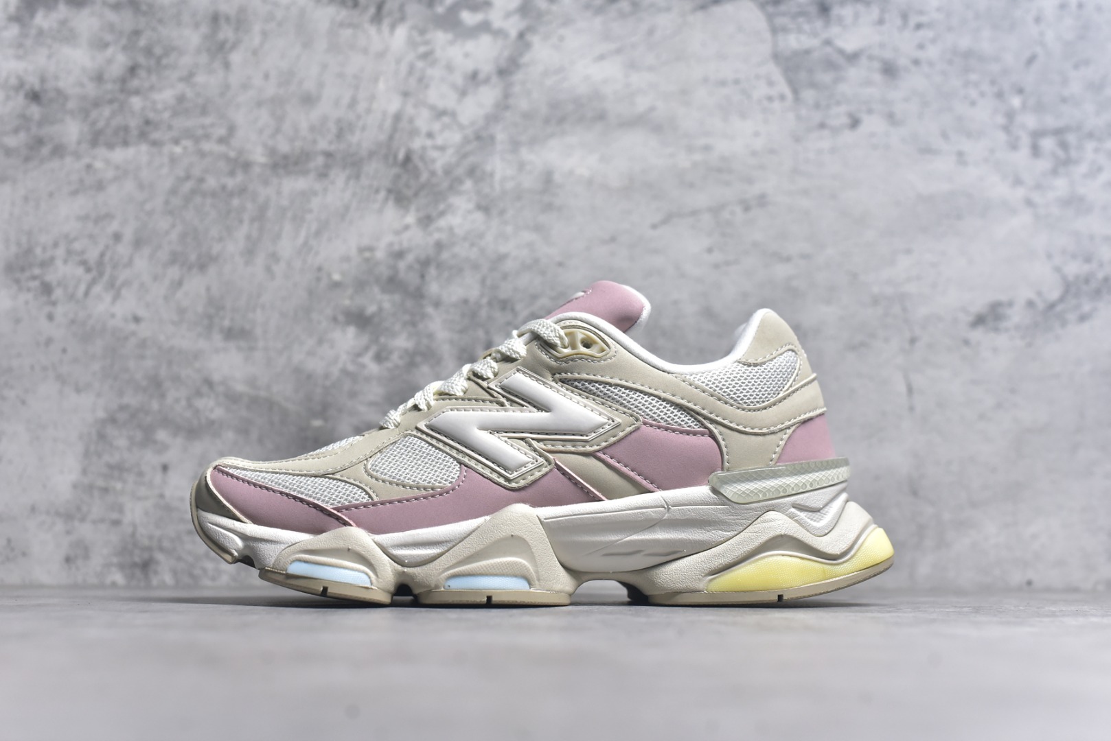 #New Balance NB9060 联名款 复古休闲运动慢跑鞋 灰粉色U9060JDP 全套原楦原纸板原厂数据开发 进口三明治网面 原装进口翻毛皮料正确绒感卡色 正确中底拉帮中底网布细节 原厂标裁 带紫光防伪 定制后跟透明水晶模块 冲裁组合 大底贴合程度胶水上色把控完美 整洁度挑战全网艺术家 多道序QC把关品质完善 匠心打造 耗时两个月开发完成 工艺极其复杂难度可想而知 新开独立私模大底 全网唯一正确六层组合大底 高端零售专供产物 尺码：36 37 37.5 38 38.5 39 40 40.5 41 42 42.5 43 44 45 46.5-选品中心
