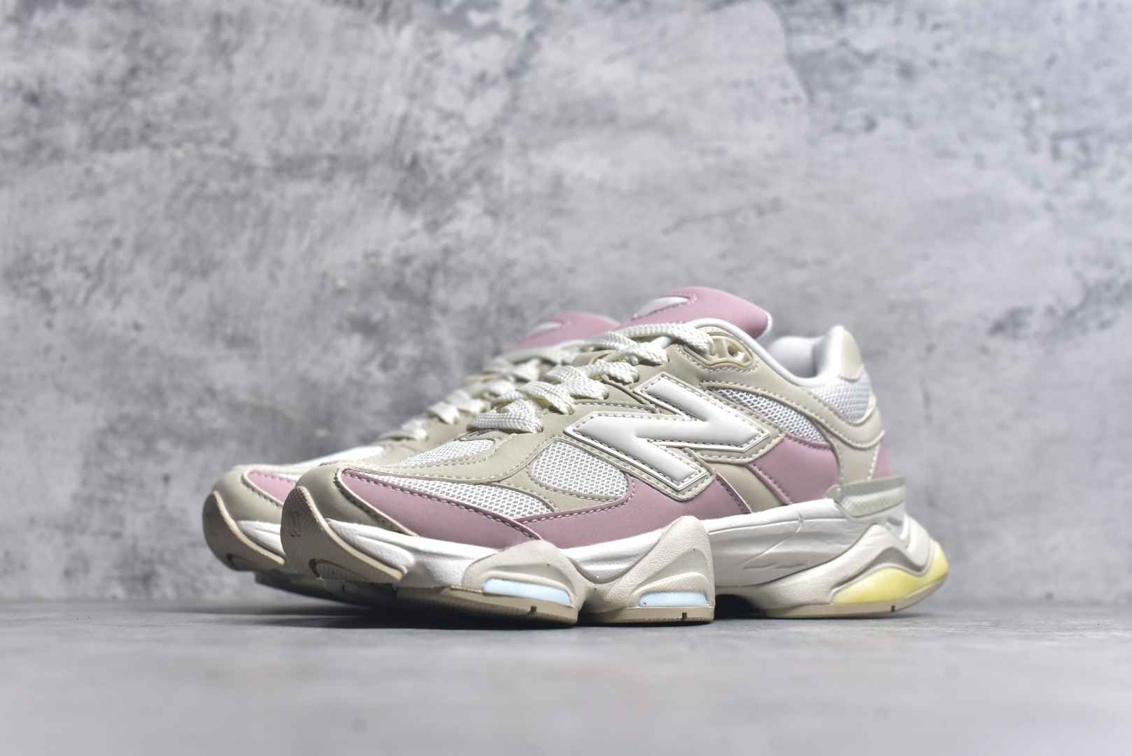 图片[2]-#New Balance NB9060 联名款 复古休闲运动慢跑鞋 灰粉色U9060JDP 全套原楦原纸板原厂数据开发 进口三明治网面 原装进口翻毛皮料正确绒感卡色 正确中底拉帮中底网布细节 原厂标裁 带紫光防伪 定制后跟透明水晶模块 冲裁组合 大底贴合程度胶水上色把控完美 整洁度挑战全网艺术家 多道序QC把关品质完善 匠心打造 耗时两个月开发完成 工艺极其复杂难度可想而知 新开独立私模大底 全网唯一正确六层组合大底 高端零售专供产物 尺码：36 37 37.5 38 38.5 39 40 40.5 41 42 42.5 43 44 45 46.5-选品中心