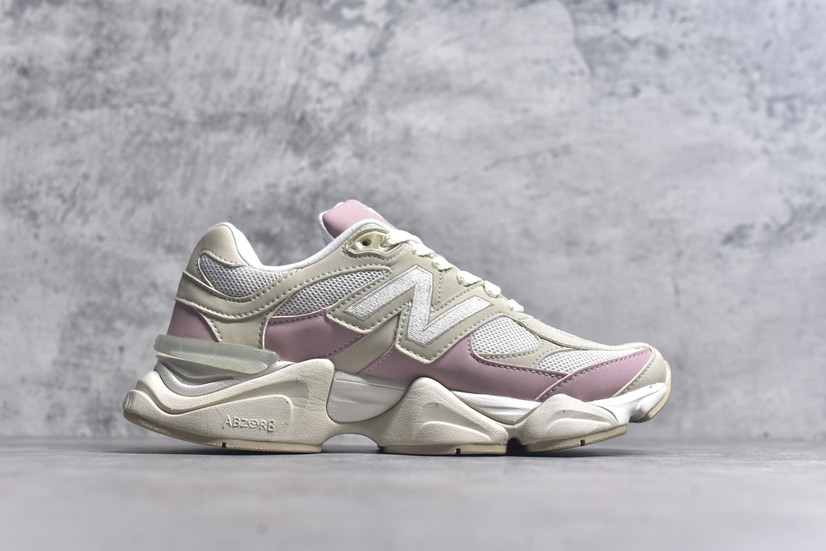 图片[3]-#New Balance NB9060 联名款 复古休闲运动慢跑鞋 灰粉色U9060JDP 全套原楦原纸板原厂数据开发 进口三明治网面 原装进口翻毛皮料正确绒感卡色 正确中底拉帮中底网布细节 原厂标裁 带紫光防伪 定制后跟透明水晶模块 冲裁组合 大底贴合程度胶水上色把控完美 整洁度挑战全网艺术家 多道序QC把关品质完善 匠心打造 耗时两个月开发完成 工艺极其复杂难度可想而知 新开独立私模大底 全网唯一正确六层组合大底 高端零售专供产物 尺码：36 37 37.5 38 38.5 39 40 40.5 41 42 42.5 43 44 45 46.5-选品中心
