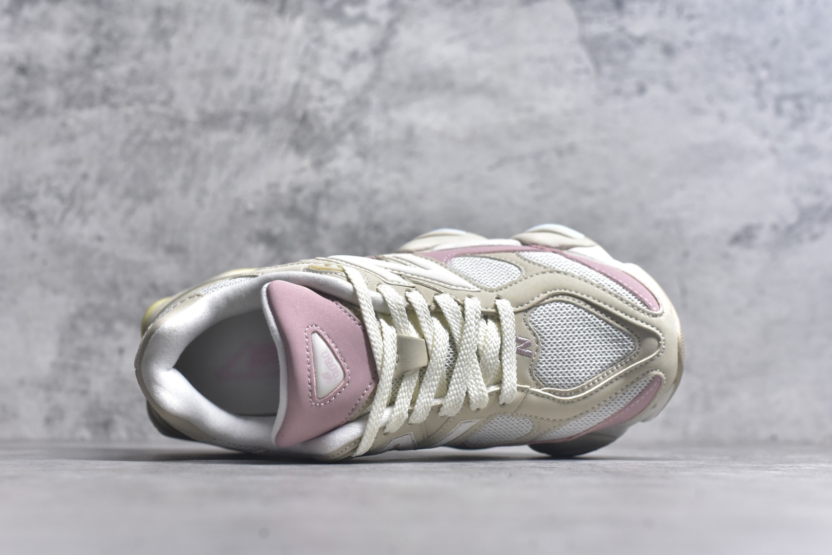图片[4]-#New Balance NB9060 联名款 复古休闲运动慢跑鞋 灰粉色U9060JDP 全套原楦原纸板原厂数据开发 进口三明治网面 原装进口翻毛皮料正确绒感卡色 正确中底拉帮中底网布细节 原厂标裁 带紫光防伪 定制后跟透明水晶模块 冲裁组合 大底贴合程度胶水上色把控完美 整洁度挑战全网艺术家 多道序QC把关品质完善 匠心打造 耗时两个月开发完成 工艺极其复杂难度可想而知 新开独立私模大底 全网唯一正确六层组合大底 高端零售专供产物 尺码：36 37 37.5 38 38.5 39 40 40.5 41 42 42.5 43 44 45 46.5-选品中心
