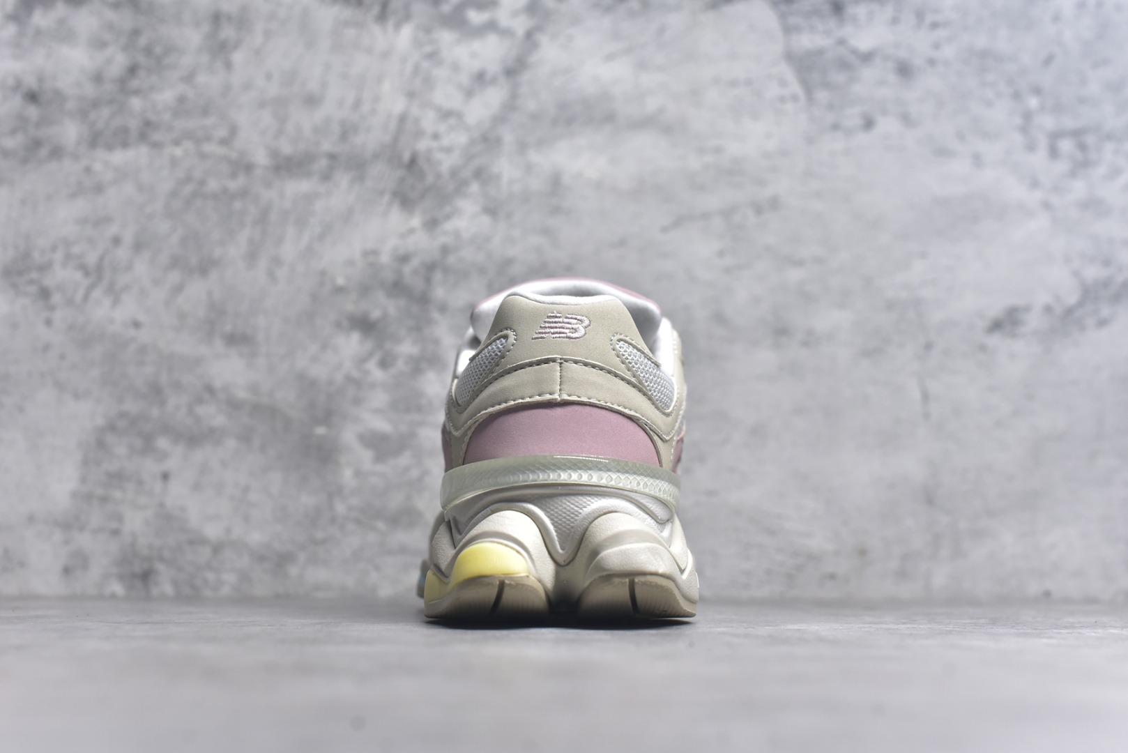 图片[5]-#New Balance NB9060 联名款 复古休闲运动慢跑鞋 灰粉色U9060JDP 全套原楦原纸板原厂数据开发 进口三明治网面 原装进口翻毛皮料正确绒感卡色 正确中底拉帮中底网布细节 原厂标裁 带紫光防伪 定制后跟透明水晶模块 冲裁组合 大底贴合程度胶水上色把控完美 整洁度挑战全网艺术家 多道序QC把关品质完善 匠心打造 耗时两个月开发完成 工艺极其复杂难度可想而知 新开独立私模大底 全网唯一正确六层组合大底 高端零售专供产物 尺码：36 37 37.5 38 38.5 39 40 40.5 41 42 42.5 43 44 45 46.5-选品中心