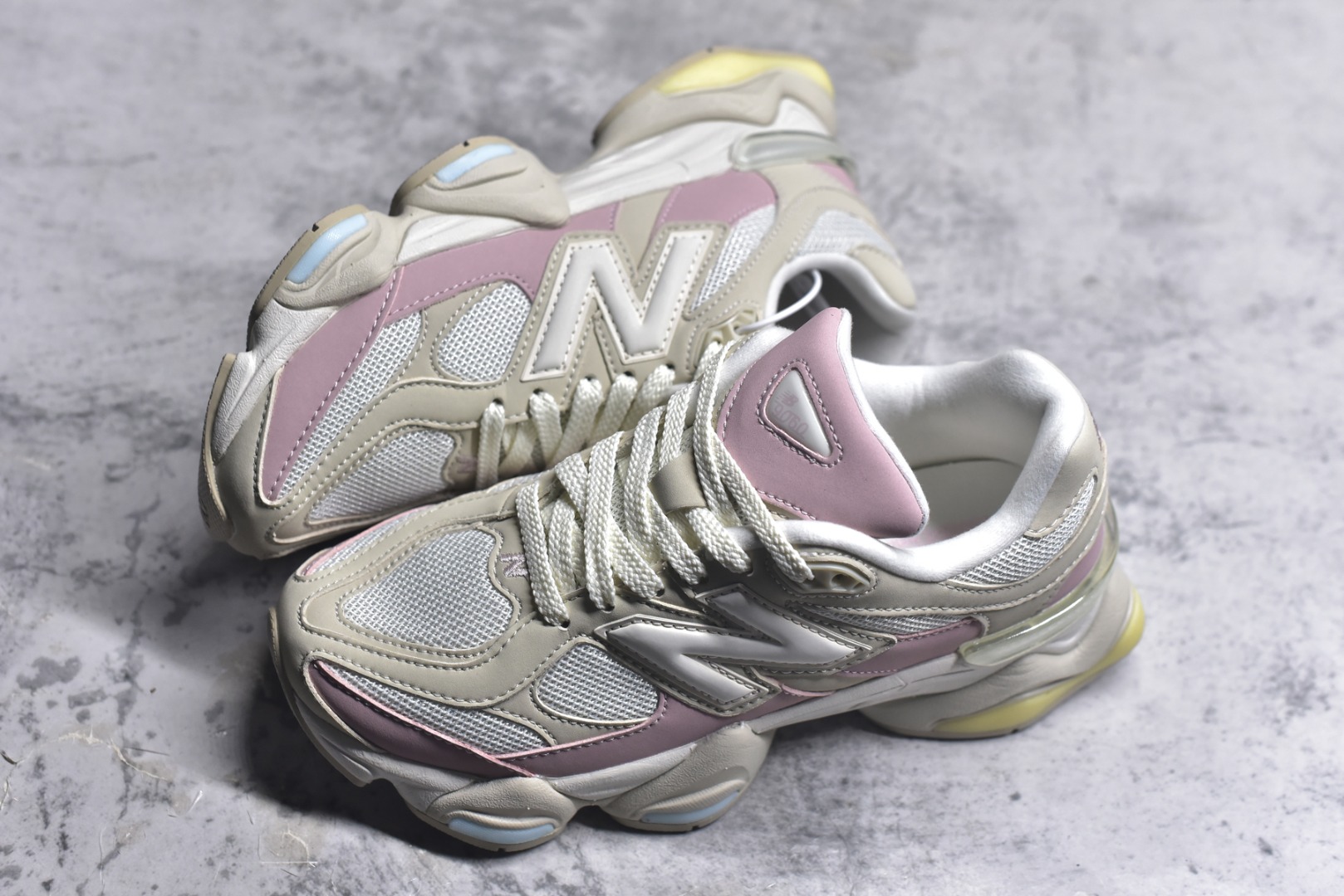 图片[7]-#New Balance NB9060 联名款 复古休闲运动慢跑鞋 灰粉色U9060JDP 全套原楦原纸板原厂数据开发 进口三明治网面 原装进口翻毛皮料正确绒感卡色 正确中底拉帮中底网布细节 原厂标裁 带紫光防伪 定制后跟透明水晶模块 冲裁组合 大底贴合程度胶水上色把控完美 整洁度挑战全网艺术家 多道序QC把关品质完善 匠心打造 耗时两个月开发完成 工艺极其复杂难度可想而知 新开独立私模大底 全网唯一正确六层组合大底 高端零售专供产物 尺码：36 37 37.5 38 38.5 39 40 40.5 41 42 42.5 43 44 45 46.5-选品中心