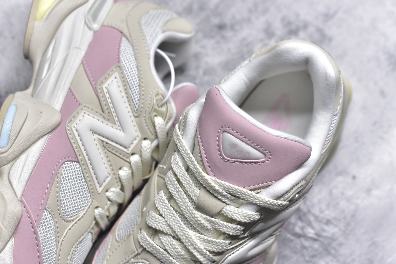 图片[9]-#New Balance NB9060 联名款 复古休闲运动慢跑鞋 灰粉色U9060JDP 全套原楦原纸板原厂数据开发 进口三明治网面 原装进口翻毛皮料正确绒感卡色 正确中底拉帮中底网布细节 原厂标裁 带紫光防伪 定制后跟透明水晶模块 冲裁组合 大底贴合程度胶水上色把控完美 整洁度挑战全网艺术家 多道序QC把关品质完善 匠心打造 耗时两个月开发完成 工艺极其复杂难度可想而知 新开独立私模大底 全网唯一正确六层组合大底 高端零售专供产物 尺码：36 37 37.5 38 38.5 39 40 40.5 41 42 42.5 43 44 45 46.5-选品中心