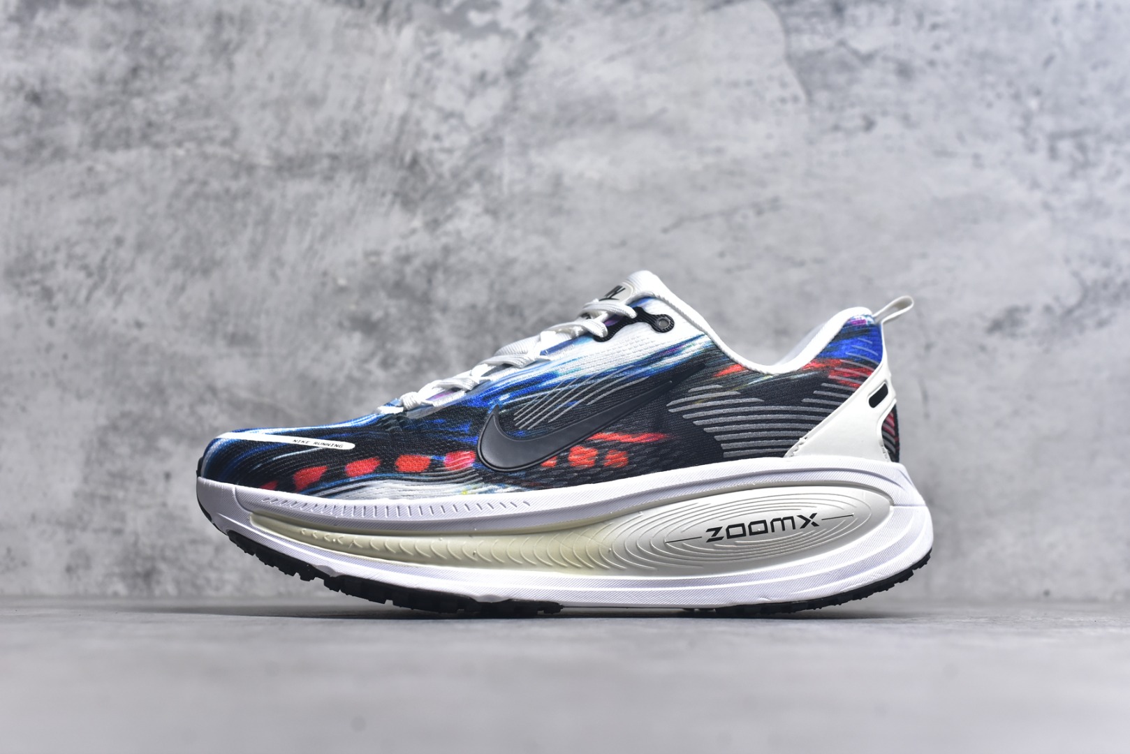 #Nike VOMERO 18 耐克 舒适减震防滑 低帮跑步鞋全掌ReactX泡绵中底 前掌和后跟还配备了Air Zoom气垫单元 据说跑起来更快更舒适哦 这次最大的升级点 首次引入了ReactX泡绵 货号：IB8164-999 尺码：39-45-选品中心