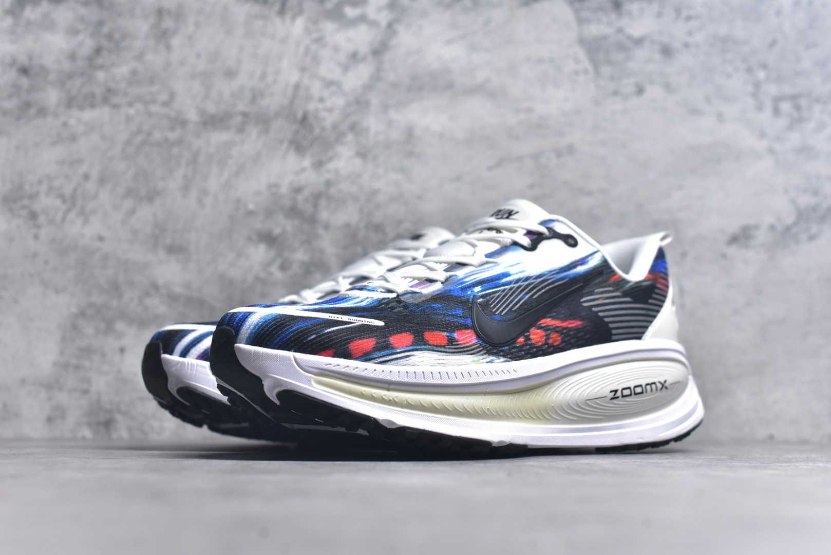 图片[2]-#Nike VOMERO 18 耐克 舒适减震防滑 低帮跑步鞋全掌ReactX泡绵中底 前掌和后跟还配备了Air Zoom气垫单元 据说跑起来更快更舒适哦 这次最大的升级点 首次引入了ReactX泡绵 货号：IB8164-999 尺码：39-45-选品中心