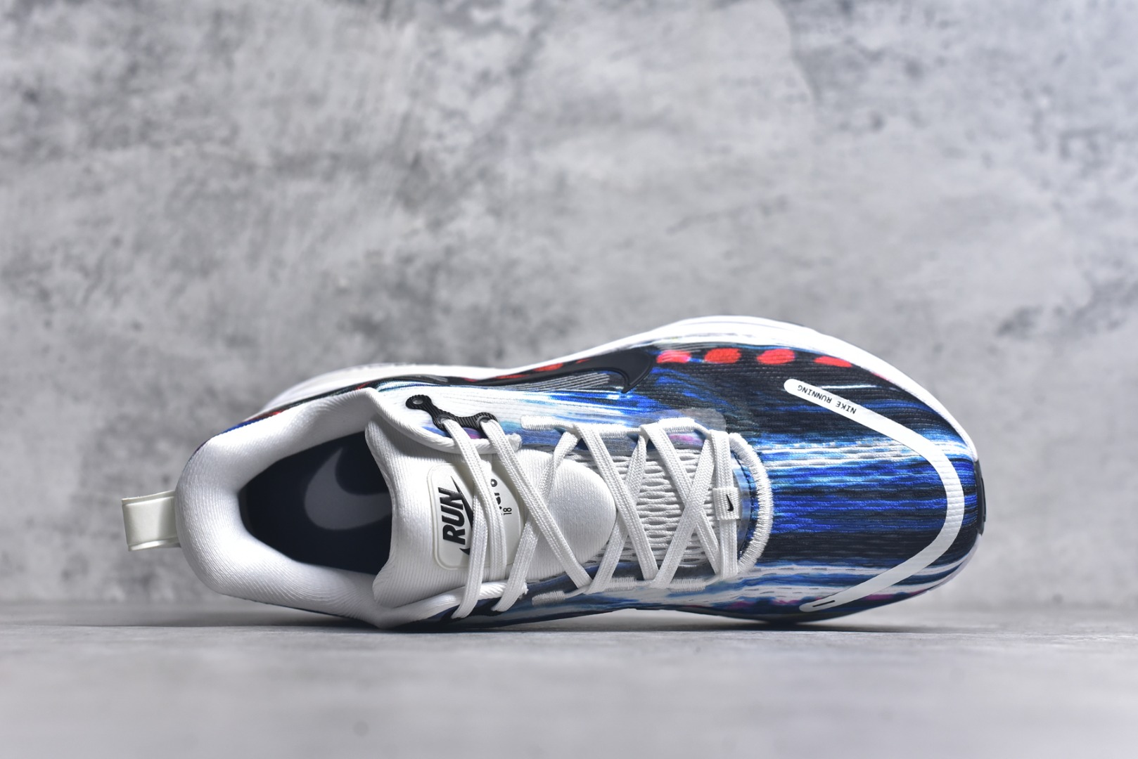 图片[4]-#Nike VOMERO 18 耐克 舒适减震防滑 低帮跑步鞋全掌ReactX泡绵中底 前掌和后跟还配备了Air Zoom气垫单元 据说跑起来更快更舒适哦 这次最大的升级点 首次引入了ReactX泡绵 货号：IB8164-999 尺码：39-45-选品中心