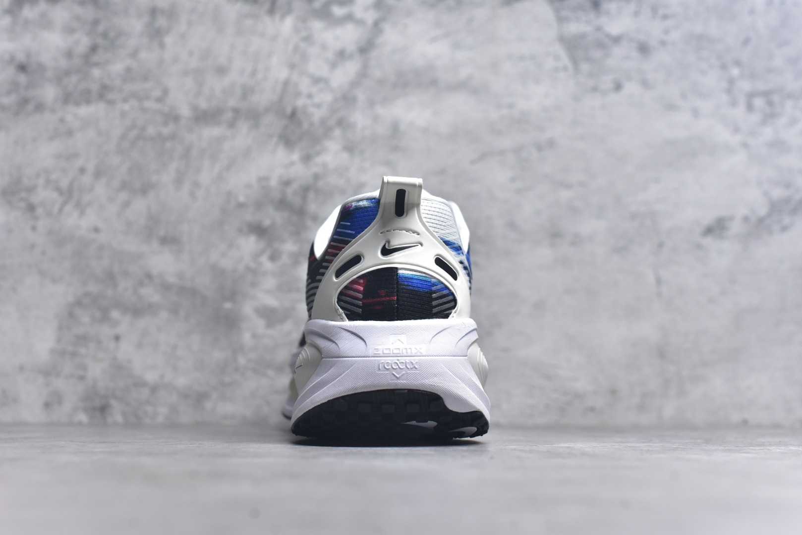 图片[5]-#Nike VOMERO 18 耐克 舒适减震防滑 低帮跑步鞋全掌ReactX泡绵中底 前掌和后跟还配备了Air Zoom气垫单元 据说跑起来更快更舒适哦 这次最大的升级点 首次引入了ReactX泡绵 货号：IB8164-999 尺码：39-45-选品中心