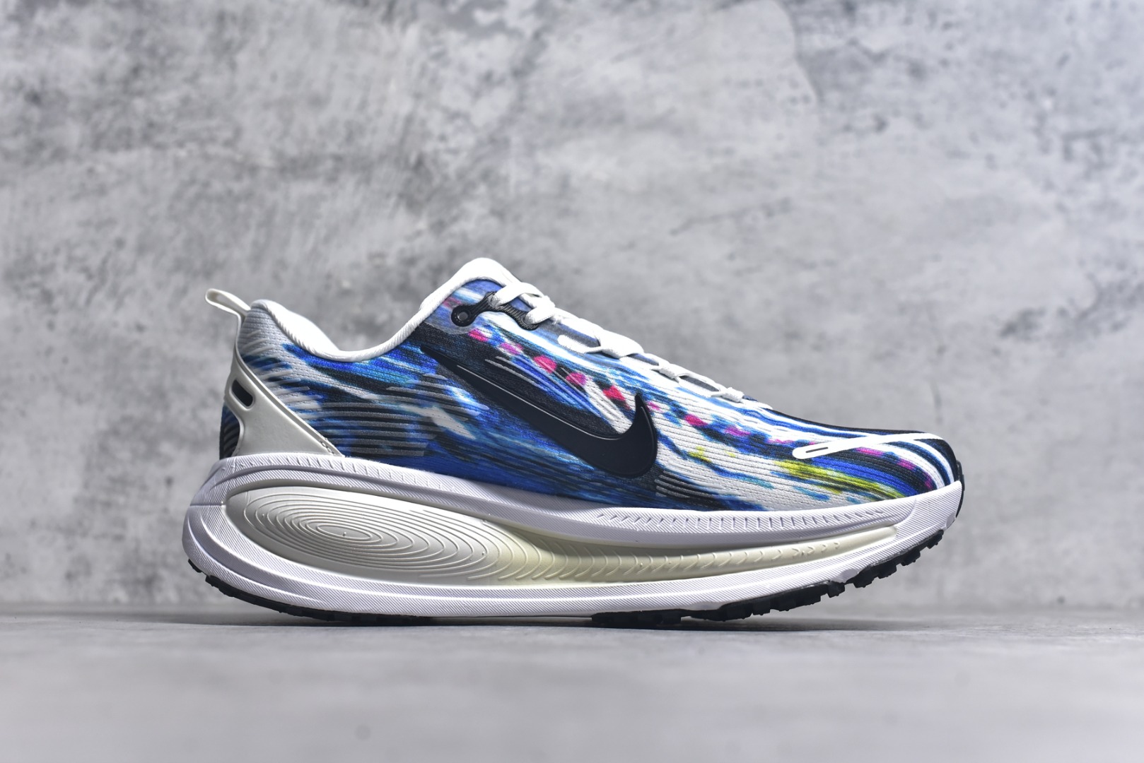 图片[3]-#Nike VOMERO 18 耐克 舒适减震防滑 低帮跑步鞋全掌ReactX泡绵中底 前掌和后跟还配备了Air Zoom气垫单元 据说跑起来更快更舒适哦 这次最大的升级点 首次引入了ReactX泡绵 货号：IB8164-999 尺码：39-45-选品中心