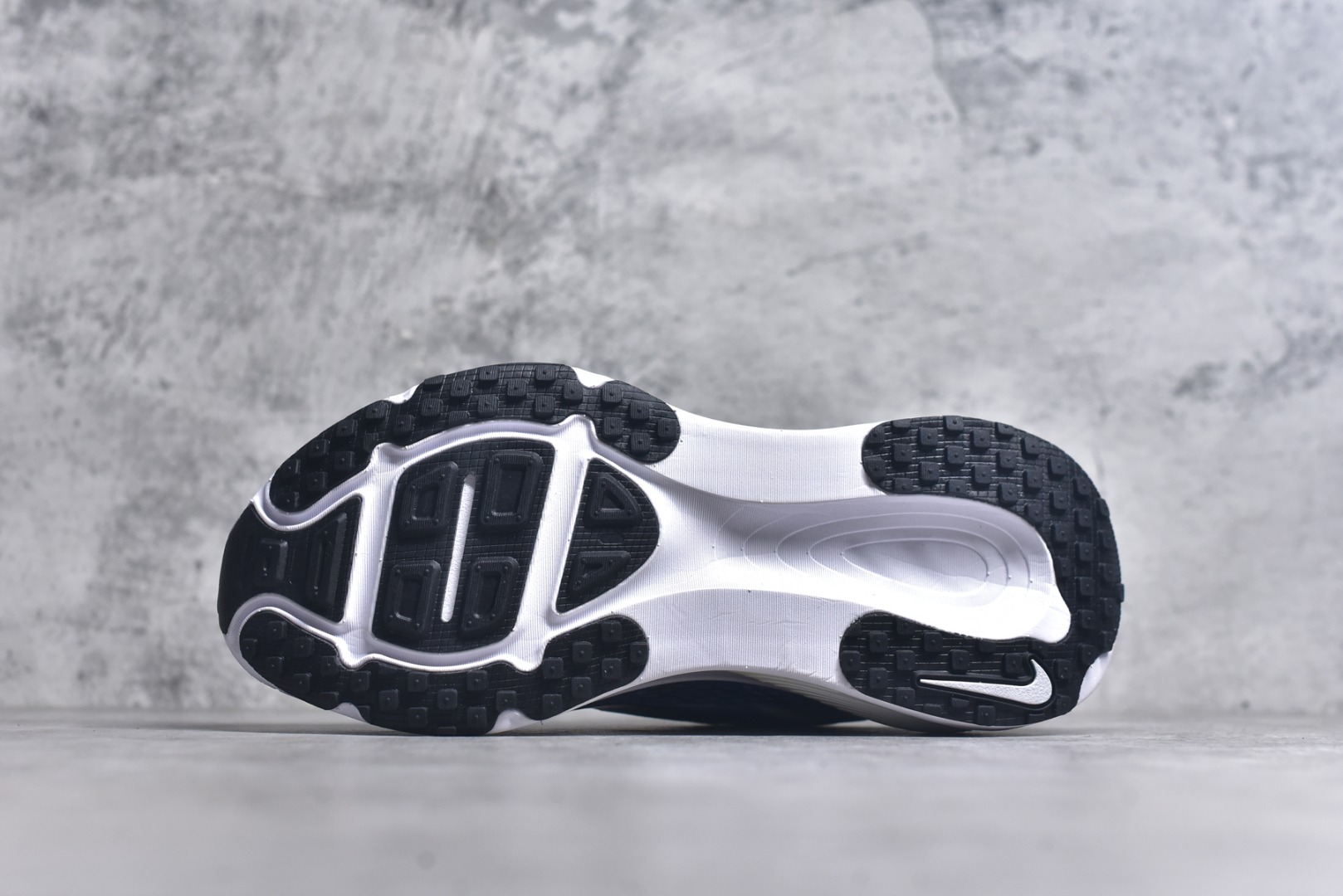 图片[6]-#Nike VOMERO 18 耐克 舒适减震防滑 低帮跑步鞋全掌ReactX泡绵中底 前掌和后跟还配备了Air Zoom气垫单元 据说跑起来更快更舒适哦 这次最大的升级点 首次引入了ReactX泡绵 货号：IB8164-999 尺码：39-45-选品中心