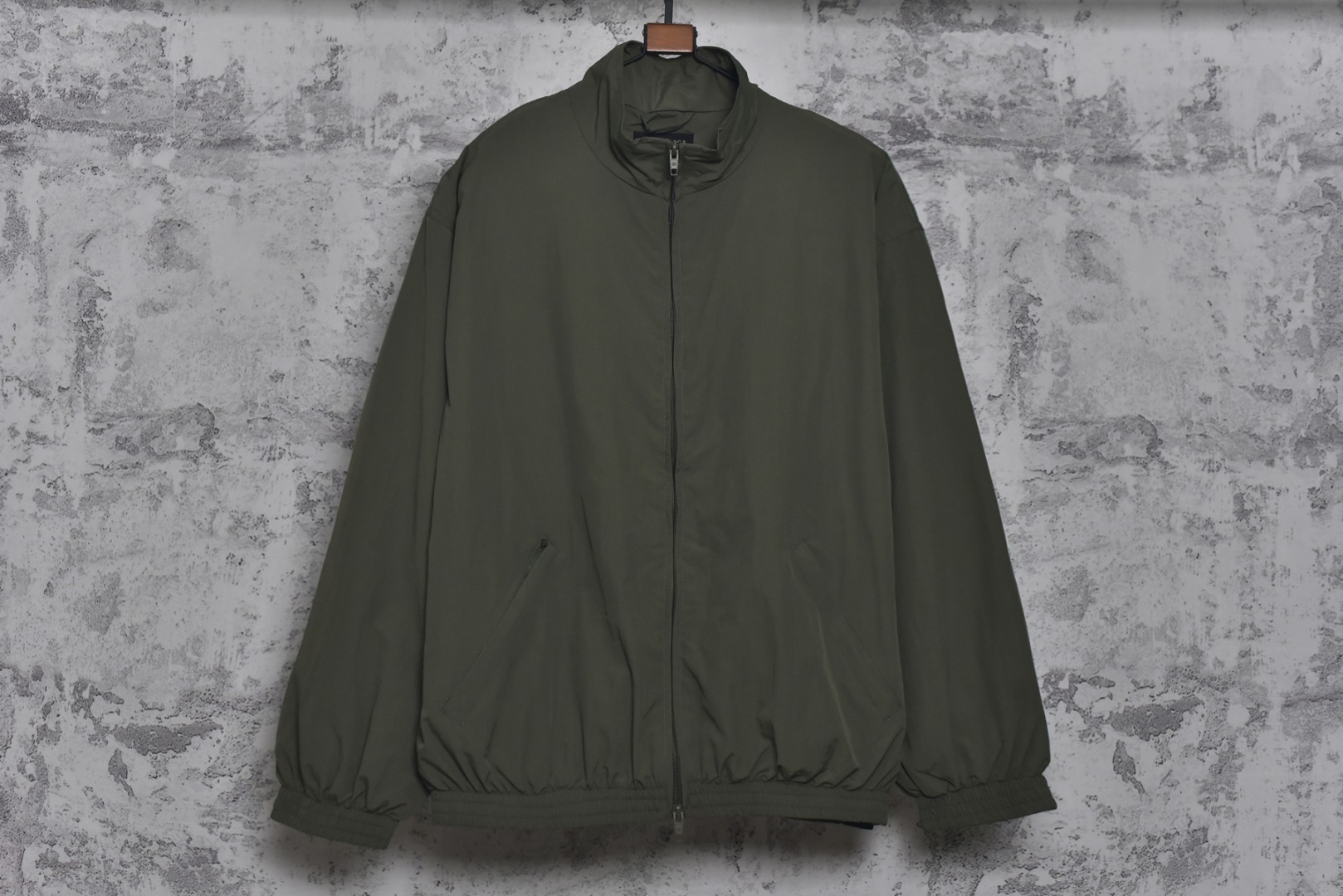 #Balenciaga/巴黎世家 24Fw 黑字母胶带印花立领外套 采用定制消光塔丝隆专业面料,加施三防涂层工艺,特氟龙防污处理,抗油渍易清洁 ,聚酯高密鸟眼网布衬里,立体循环透气结构,快速导出湿气,防静电处理,秋冬季穿着更舒适,进口环保胶浆丝网套色印花,定制五金拉链双拉头LOGO,定制辅料三标 尺码:46 48 50 52-选品中心