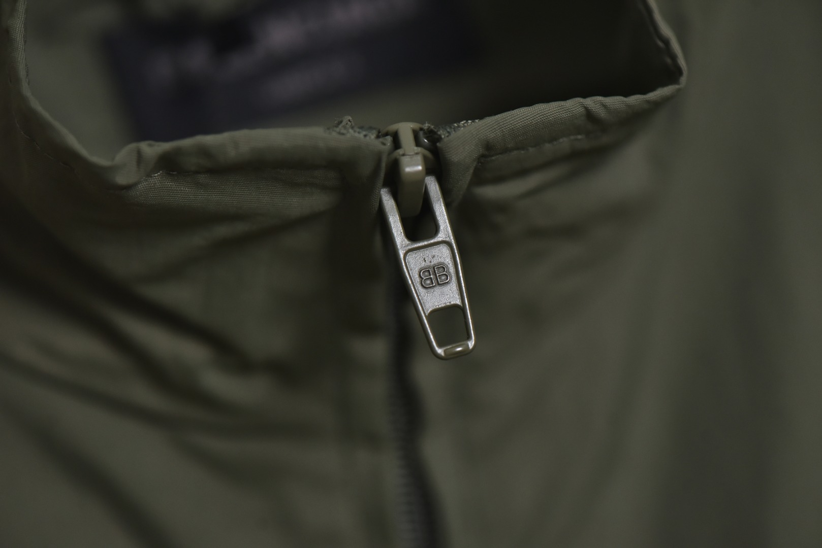 图片[3]-#Balenciaga/巴黎世家 24Fw 黑字母胶带印花立领外套 采用定制消光塔丝隆专业面料，加施三防涂层工艺，特氟龙防污处理，抗油渍易清洁 ，聚酯高密鸟眼网布衬里，立体循环透气结构，快速导出湿气，防静电处理，秋冬季穿着更舒适，进口环保胶浆丝网套色印花，定制五金拉链双拉头LOGO，定制辅料三标 尺码：46 48 50 52-选品中心