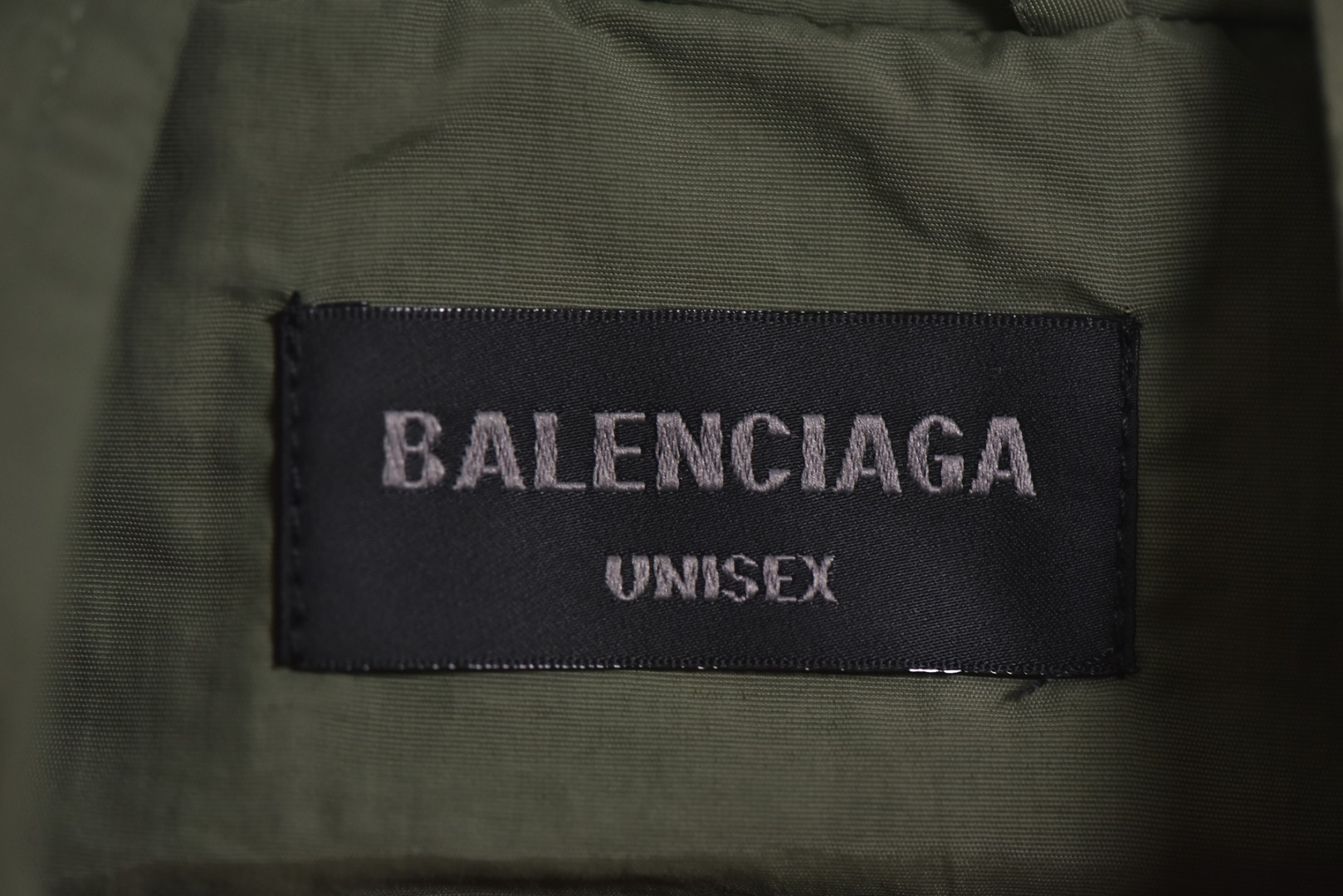 图片[6]-#Balenciaga/巴黎世家 24Fw 黑字母胶带印花立领外套 采用定制消光塔丝隆专业面料，加施三防涂层工艺，特氟龙防污处理，抗油渍易清洁 ，聚酯高密鸟眼网布衬里，立体循环透气结构，快速导出湿气，防静电处理，秋冬季穿着更舒适，进口环保胶浆丝网套色印花，定制五金拉链双拉头LOGO，定制辅料三标 尺码：46 48 50 52-选品中心