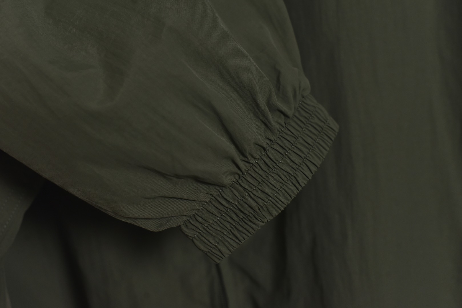 图片[5]-#Balenciaga/巴黎世家 24Fw 黑字母胶带印花立领外套 采用定制消光塔丝隆专业面料，加施三防涂层工艺，特氟龙防污处理，抗油渍易清洁 ，聚酯高密鸟眼网布衬里，立体循环透气结构，快速导出湿气，防静电处理，秋冬季穿着更舒适，进口环保胶浆丝网套色印花，定制五金拉链双拉头LOGO，定制辅料三标 尺码：46 48 50 52-选品中心