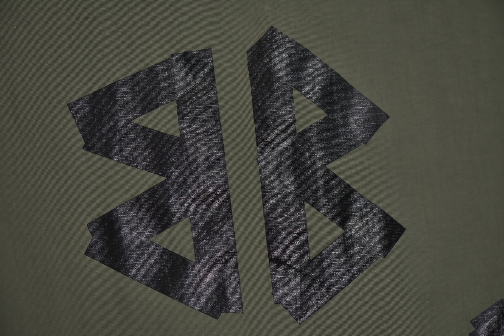 图片[4]-#Balenciaga/巴黎世家 24Fw 黑字母胶带印花立领外套 采用定制消光塔丝隆专业面料，加施三防涂层工艺，特氟龙防污处理，抗油渍易清洁 ，聚酯高密鸟眼网布衬里，立体循环透气结构，快速导出湿气，防静电处理，秋冬季穿着更舒适，进口环保胶浆丝网套色印花，定制五金拉链双拉头LOGO，定制辅料三标 尺码：46 48 50 52-选品中心