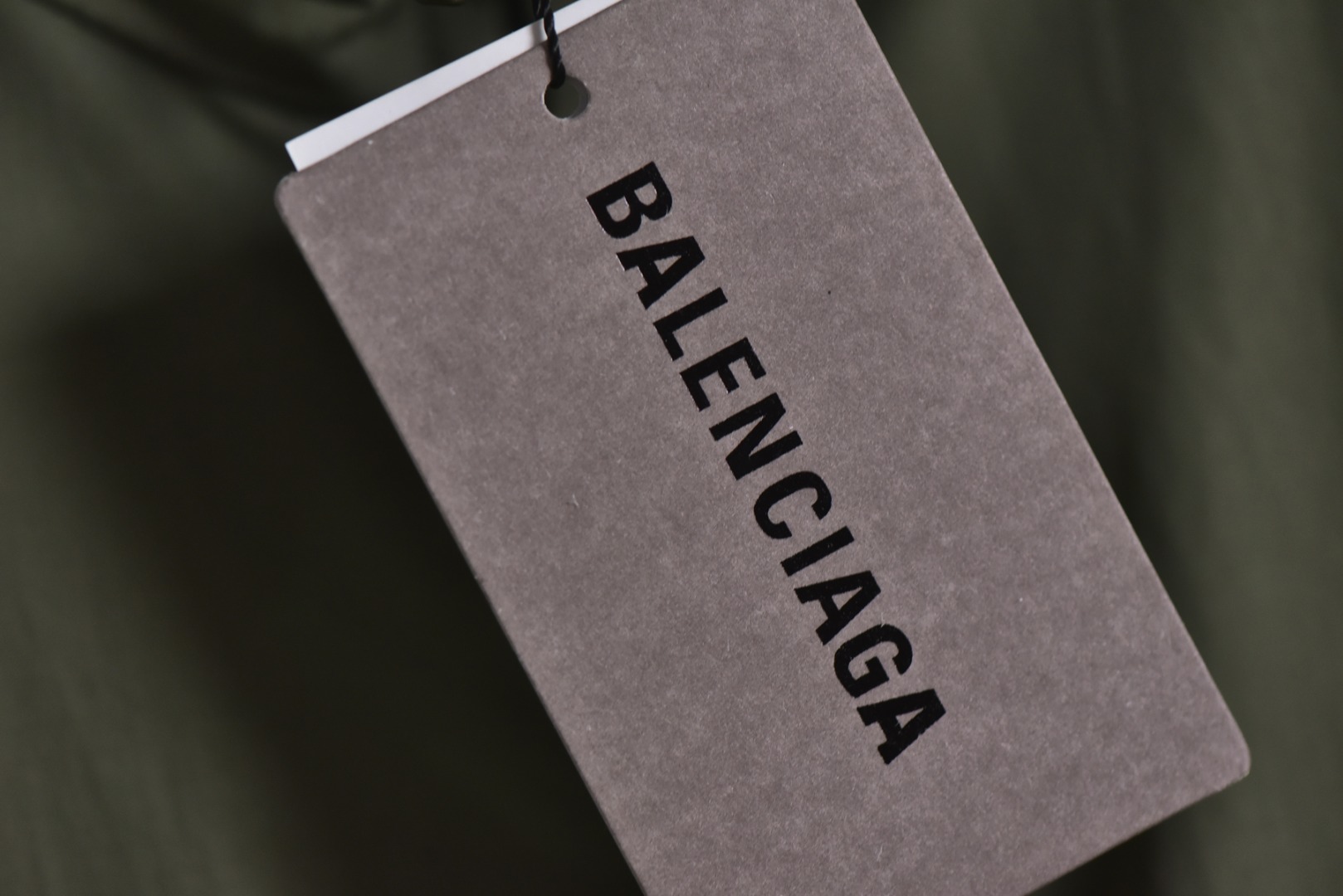 图片[7]-#Balenciaga/巴黎世家 24Fw 黑字母胶带印花立领外套 采用定制消光塔丝隆专业面料，加施三防涂层工艺，特氟龙防污处理，抗油渍易清洁 ，聚酯高密鸟眼网布衬里，立体循环透气结构，快速导出湿气，防静电处理，秋冬季穿着更舒适，进口环保胶浆丝网套色印花，定制五金拉链双拉头LOGO，定制辅料三标 尺码：46 48 50 52-选品中心