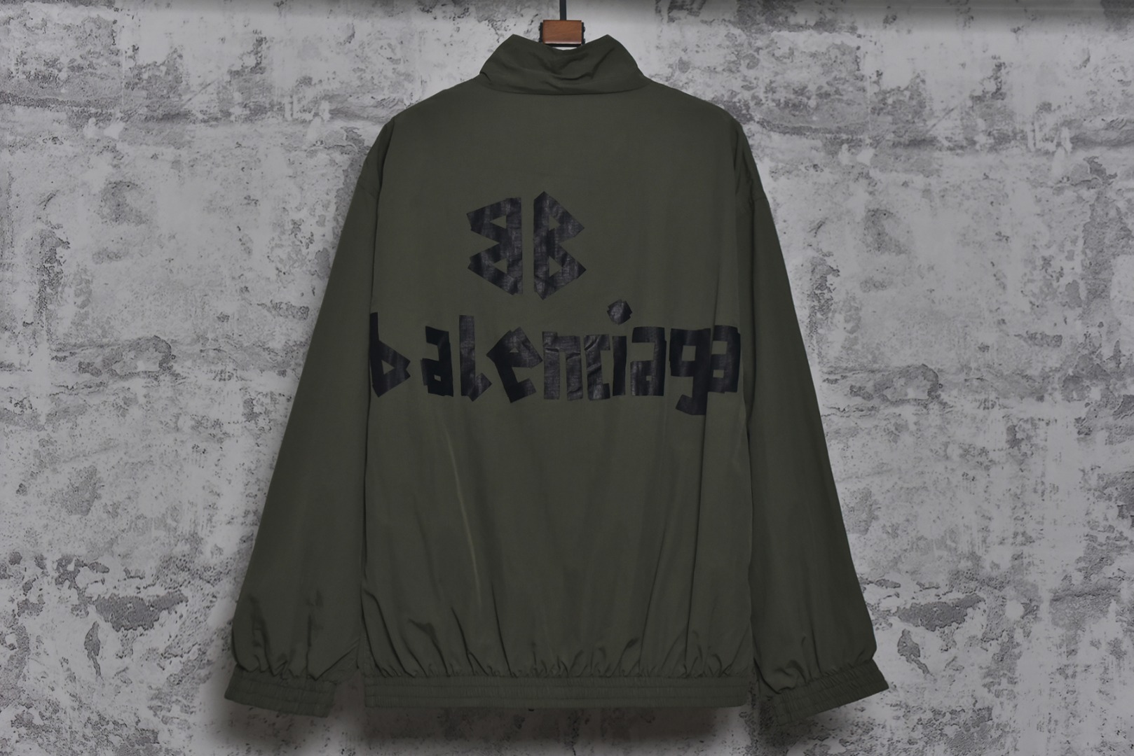 图片[2]-#Balenciaga/巴黎世家 24Fw 黑字母胶带印花立领外套 采用定制消光塔丝隆专业面料，加施三防涂层工艺，特氟龙防污处理，抗油渍易清洁 ，聚酯高密鸟眼网布衬里，立体循环透气结构，快速导出湿气，防静电处理，秋冬季穿着更舒适，进口环保胶浆丝网套色印花，定制五金拉链双拉头LOGO，定制辅料三标 尺码：46 48 50 52-选品中心