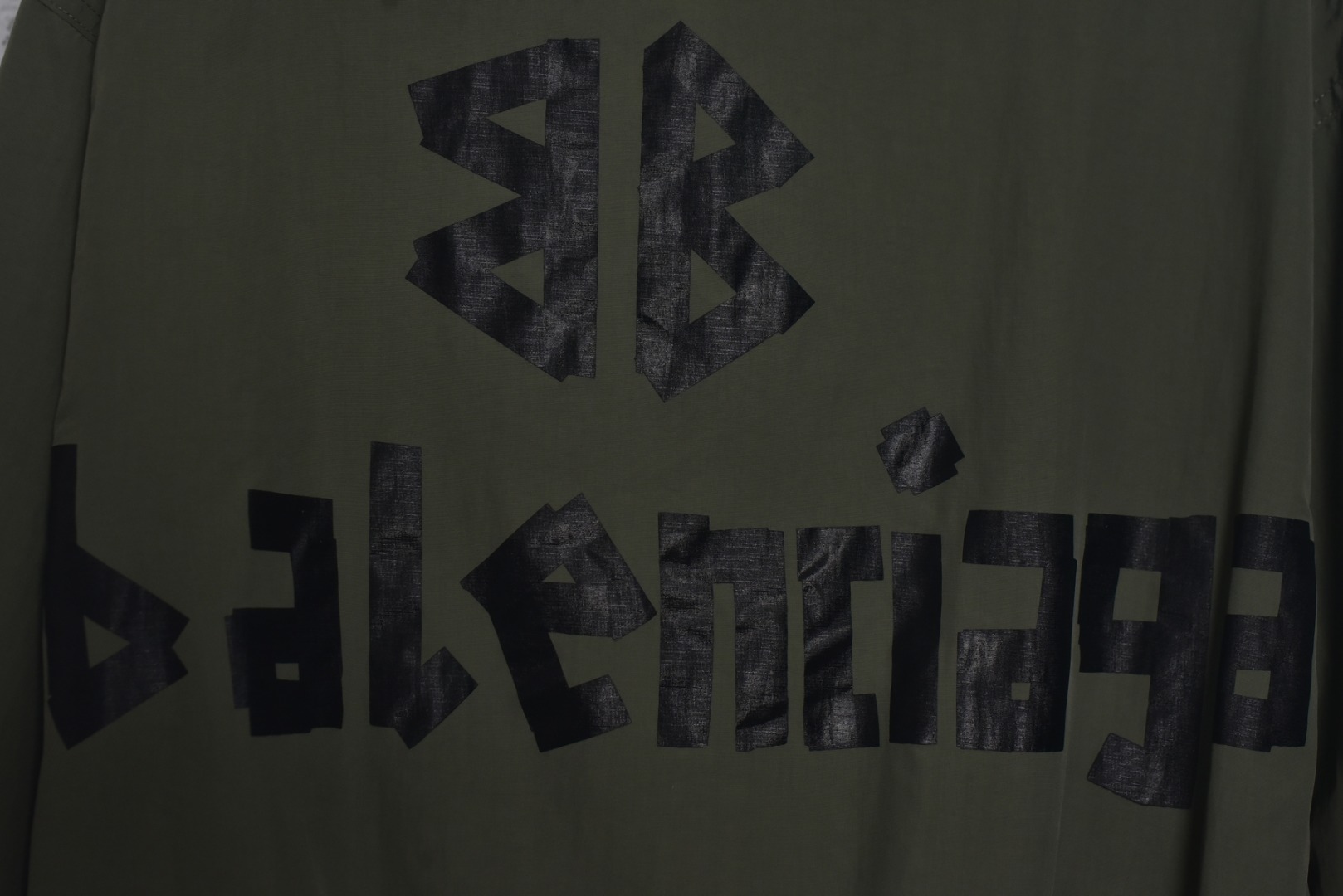 图片[8]-#Balenciaga/巴黎世家 24Fw 黑字母胶带印花立领外套 采用定制消光塔丝隆专业面料，加施三防涂层工艺，特氟龙防污处理，抗油渍易清洁 ，聚酯高密鸟眼网布衬里，立体循环透气结构，快速导出湿气，防静电处理，秋冬季穿着更舒适，进口环保胶浆丝网套色印花，定制五金拉链双拉头LOGO，定制辅料三标 尺码：46 48 50 52-选品中心