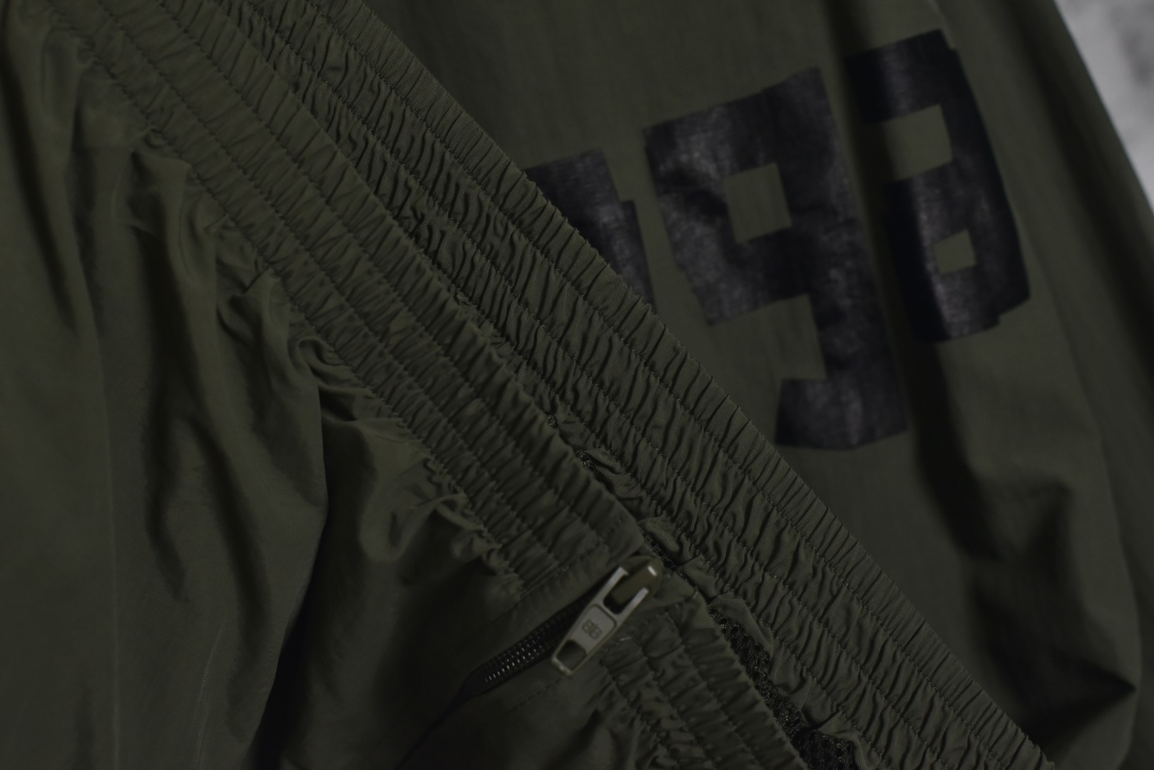 图片[9]-#Balenciaga/巴黎世家 24Fw 黑字母胶带印花立领外套 采用定制消光塔丝隆专业面料，加施三防涂层工艺，特氟龙防污处理，抗油渍易清洁 ，聚酯高密鸟眼网布衬里，立体循环透气结构，快速导出湿气，防静电处理，秋冬季穿着更舒适，进口环保胶浆丝网套色印花，定制五金拉链双拉头LOGO，定制辅料三标 尺码：46 48 50 52-选品中心