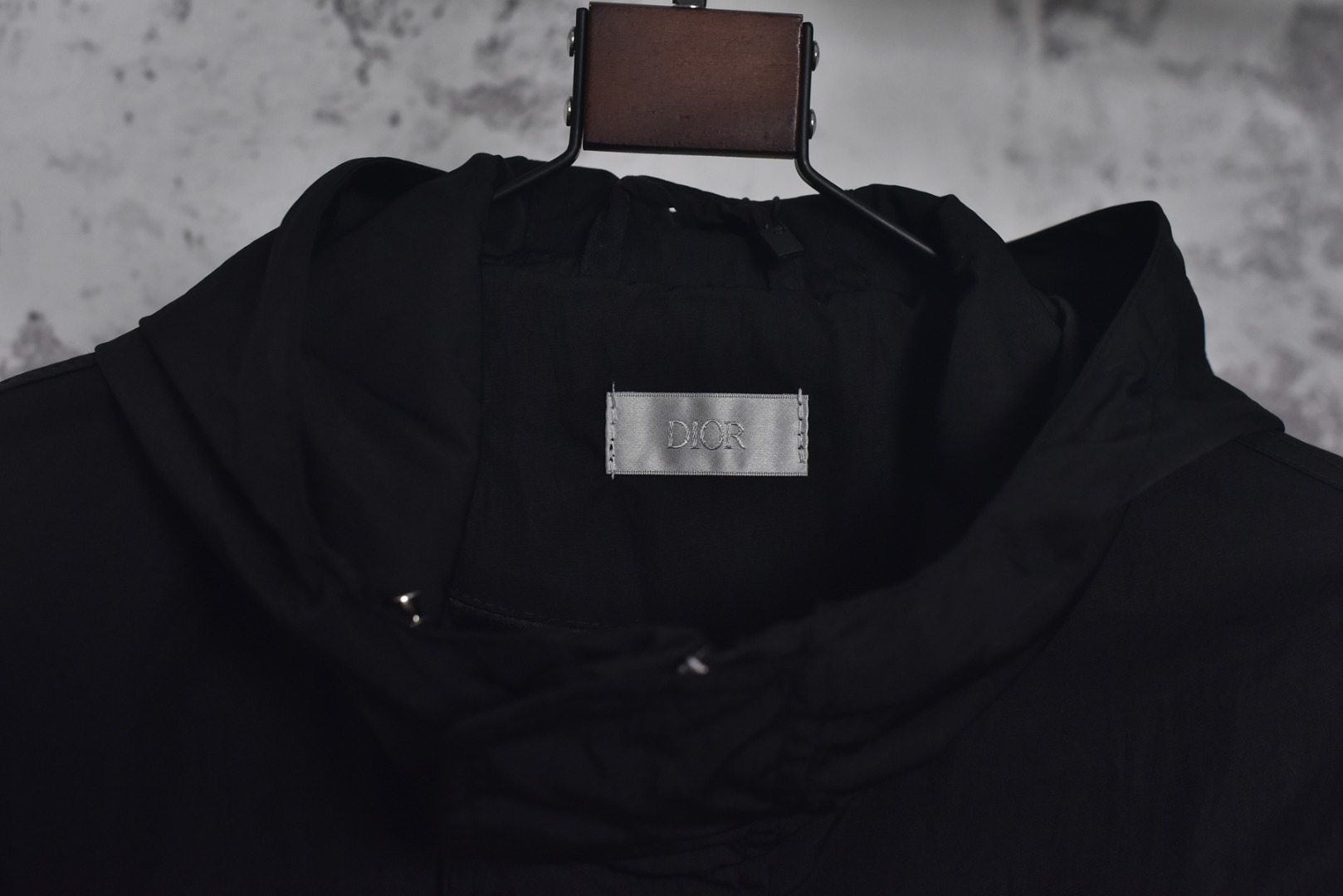 图片[5]-#Dior/迪奥 24Fw 模糊CD字母印花连帽外套 采用定制消光塔丝隆专业面料，加施三防涂层工艺，特氟龙防污处理，抗油渍易清洁，聚酯高密鸟眼网布衬里，立体循环透气结构，快速导出湿气，防静电处理，秋冬季穿着更舒适，进口环保胶浆丝网套色印花，定制五金拉链双拉头LOGO，定制辅料三标 尺码：XS-L-选品中心