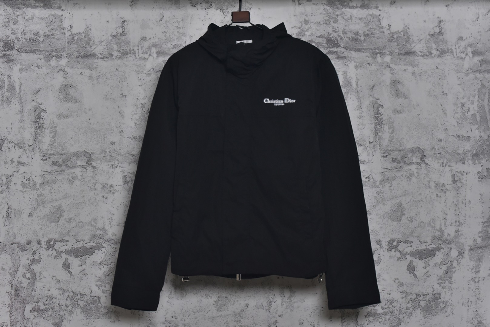 #Dior/迪奥 24Fw 模糊CD字母印花连帽外套 采用定制消光塔丝隆专业面料，加施三防涂层工艺，特氟龙防污处理，抗油渍易清洁，聚酯高密鸟眼网布衬里，立体循环透气结构，快速导出湿气，防静电处理，秋冬季穿着更舒适，进口环保胶浆丝网套色印花，定制五金拉链双拉头LOGO，定制辅料三标 尺码：XS-L-选品中心