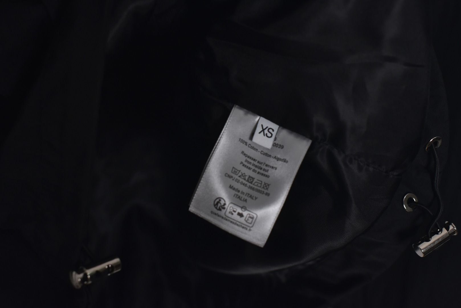 图片[8]-#Dior/迪奥 24Fw 模糊CD字母印花连帽外套 采用定制消光塔丝隆专业面料，加施三防涂层工艺，特氟龙防污处理，抗油渍易清洁，聚酯高密鸟眼网布衬里，立体循环透气结构，快速导出湿气，防静电处理，秋冬季穿着更舒适，进口环保胶浆丝网套色印花，定制五金拉链双拉头LOGO，定制辅料三标 尺码：XS-L-选品中心