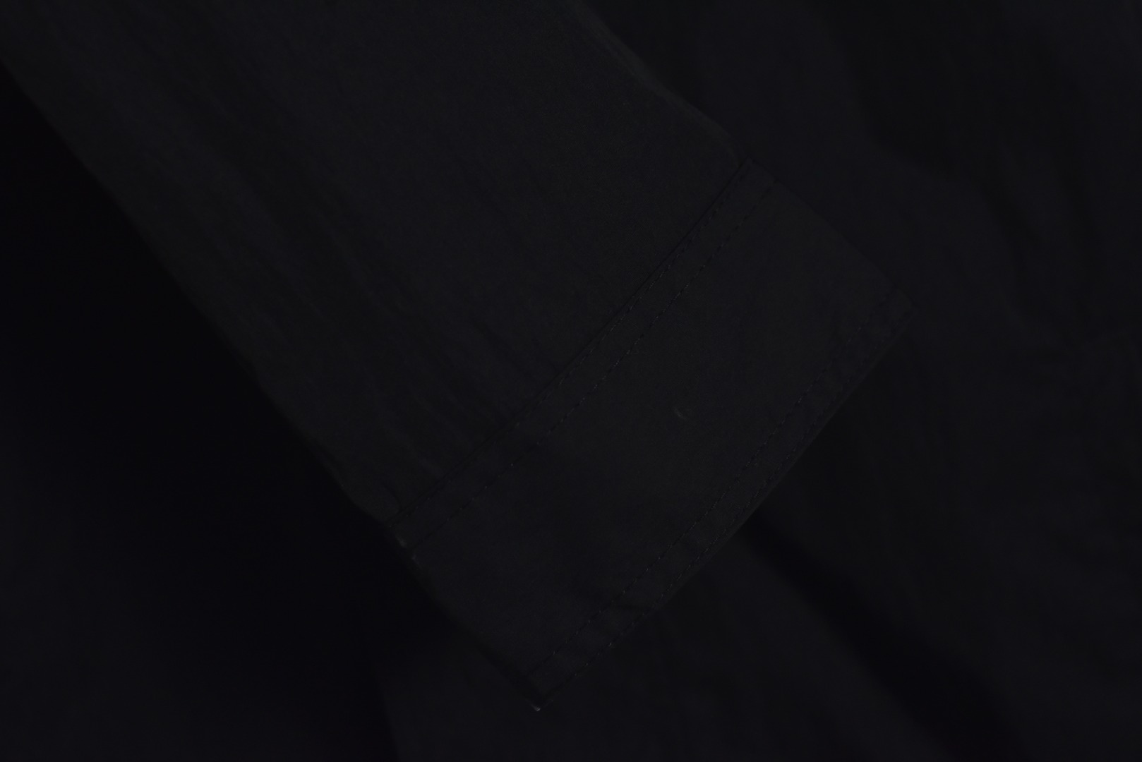 图片[7]-#Dior/迪奥 24Fw 模糊CD字母印花连帽外套 采用定制消光塔丝隆专业面料，加施三防涂层工艺，特氟龙防污处理，抗油渍易清洁，聚酯高密鸟眼网布衬里，立体循环透气结构，快速导出湿气，防静电处理，秋冬季穿着更舒适，进口环保胶浆丝网套色印花，定制五金拉链双拉头LOGO，定制辅料三标 尺码：XS-L-选品中心