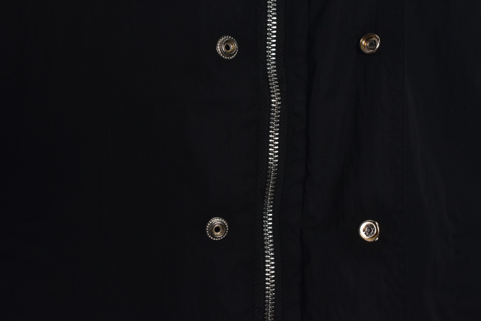 图片[6]-#Dior/迪奥 24Fw 模糊CD字母印花连帽外套 采用定制消光塔丝隆专业面料，加施三防涂层工艺，特氟龙防污处理，抗油渍易清洁，聚酯高密鸟眼网布衬里，立体循环透气结构，快速导出湿气，防静电处理，秋冬季穿着更舒适，进口环保胶浆丝网套色印花，定制五金拉链双拉头LOGO，定制辅料三标 尺码：XS-L-选品中心