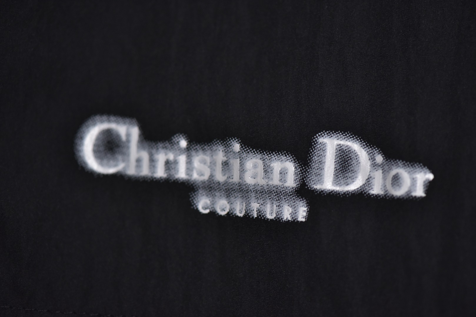 图片[9]-#Dior/迪奥 24Fw 模糊CD字母印花连帽外套 采用定制消光塔丝隆专业面料，加施三防涂层工艺，特氟龙防污处理，抗油渍易清洁，聚酯高密鸟眼网布衬里，立体循环透气结构，快速导出湿气，防静电处理，秋冬季穿着更舒适，进口环保胶浆丝网套色印花，定制五金拉链双拉头LOGO，定制辅料三标 尺码：XS-L-选品中心