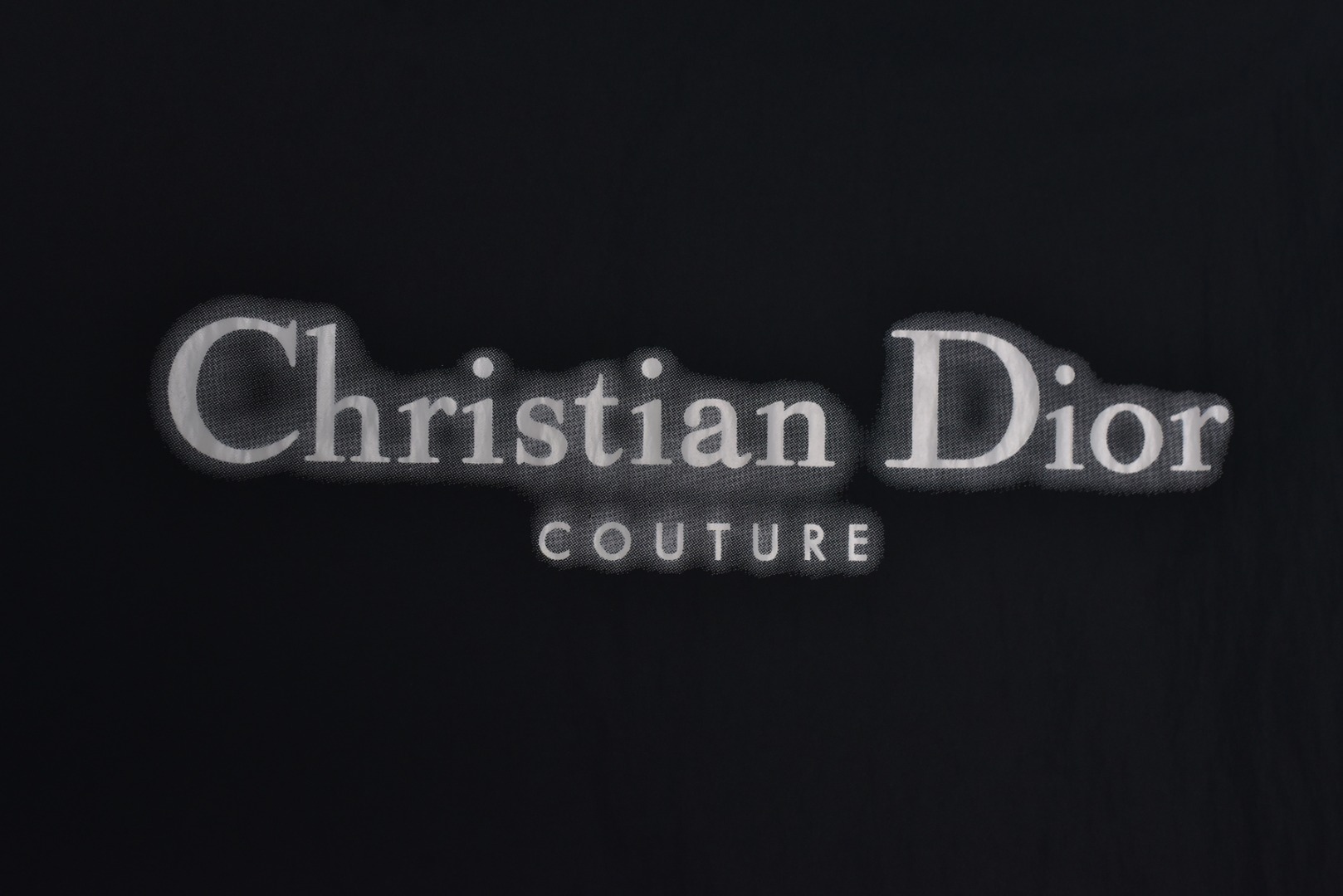 图片[3]-#Dior/迪奥 24Fw 模糊CD字母印花连帽外套 采用定制消光塔丝隆专业面料，加施三防涂层工艺，特氟龙防污处理，抗油渍易清洁，聚酯高密鸟眼网布衬里，立体循环透气结构，快速导出湿气，防静电处理，秋冬季穿着更舒适，进口环保胶浆丝网套色印花，定制五金拉链双拉头LOGO，定制辅料三标 尺码：XS-L-选品中心