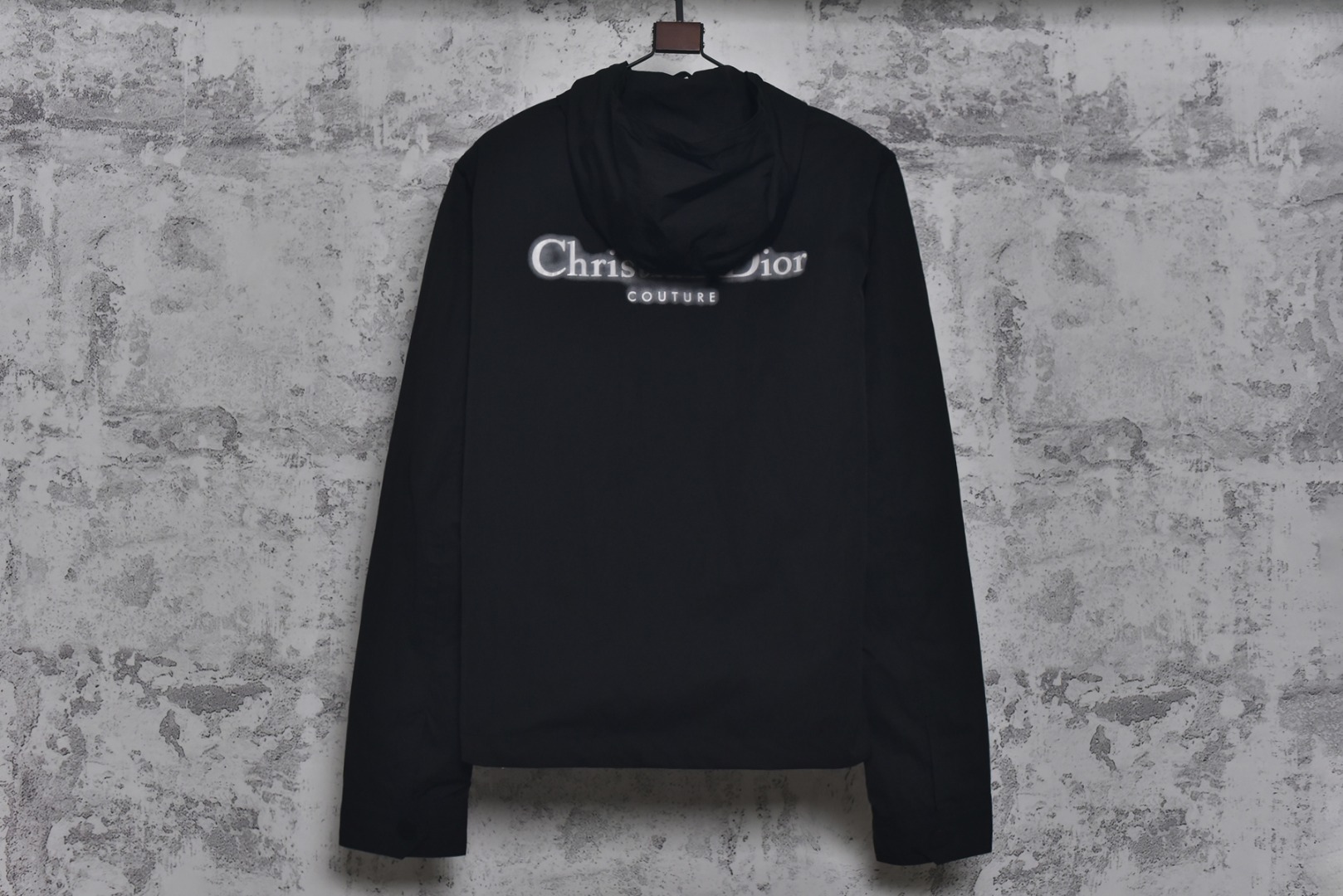 图片[2]-#Dior/迪奥 24Fw 模糊CD字母印花连帽外套 采用定制消光塔丝隆专业面料，加施三防涂层工艺，特氟龙防污处理，抗油渍易清洁，聚酯高密鸟眼网布衬里，立体循环透气结构，快速导出湿气，防静电处理，秋冬季穿着更舒适，进口环保胶浆丝网套色印花，定制五金拉链双拉头LOGO，定制辅料三标 尺码：XS-L-选品中心