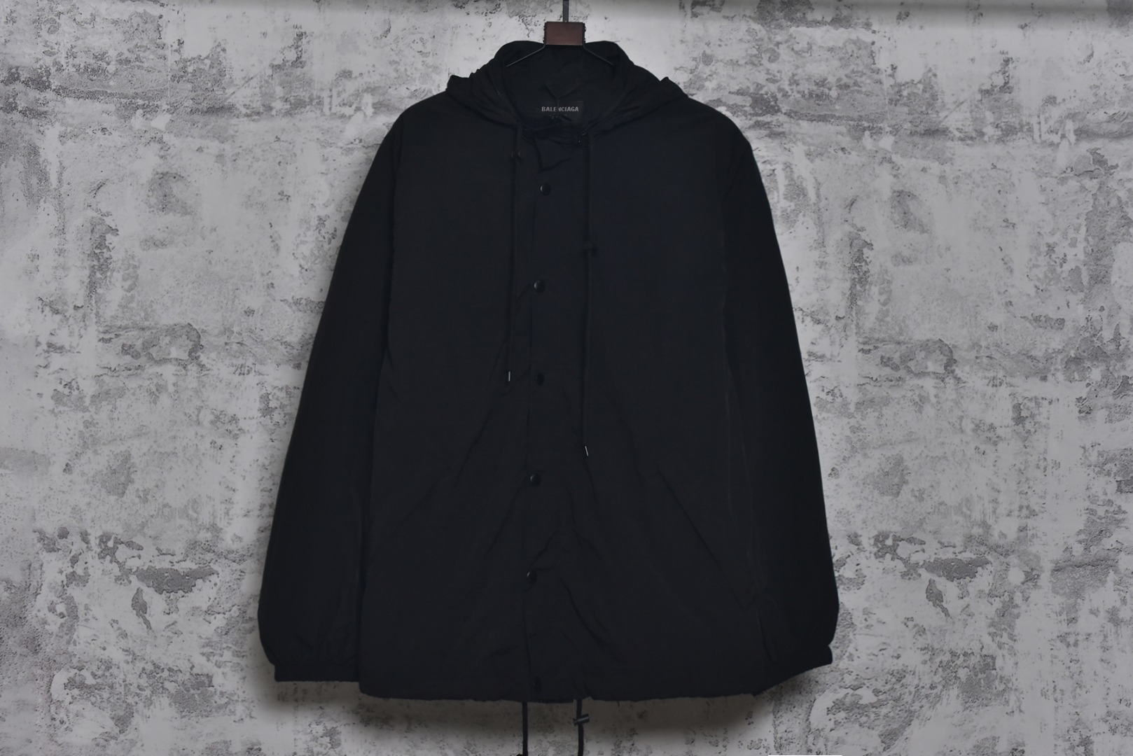 #Balenciaga/巴黎世家 24Fw 字母红胶带印花连帽外套 采用定制消光塔丝隆专业面料，加施三防涂层工艺，特氟龙防污处理，抗油渍易清洁，聚酯高密鸟眼网布衬里，立体循环透气结构，快速导出湿气，防静电处理，秋冬季穿着更舒适，进口环保胶浆丝网套色印花，定制五金拉链双拉头LOGO，定制辅料三标 尺码：46 48 50 52-选品中心