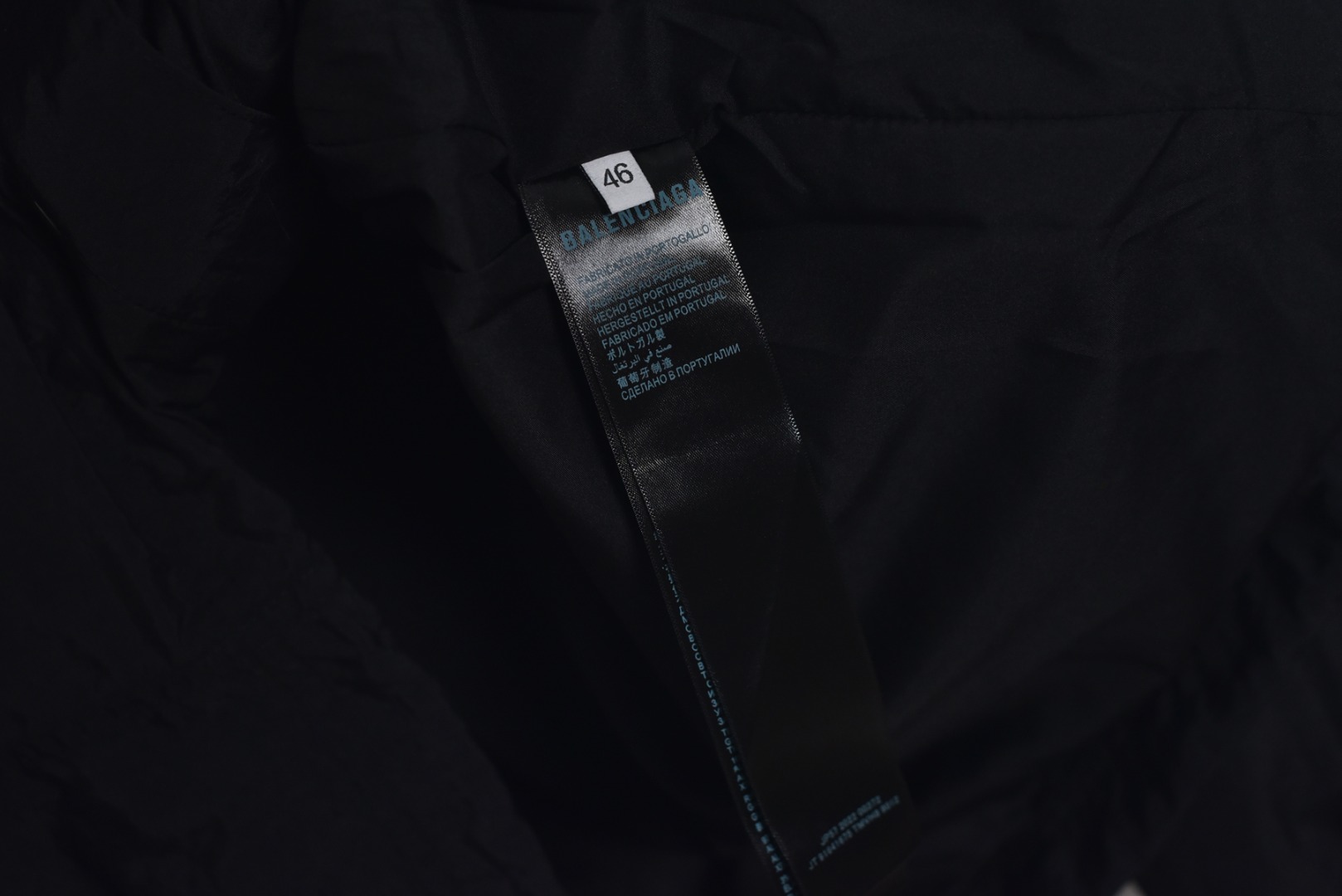 图片[7]-#Balenciaga/巴黎世家 24Fw 字母红胶带印花连帽外套 采用定制消光塔丝隆专业面料，加施三防涂层工艺，特氟龙防污处理，抗油渍易清洁，聚酯高密鸟眼网布衬里，立体循环透气结构，快速导出湿气，防静电处理，秋冬季穿着更舒适，进口环保胶浆丝网套色印花，定制五金拉链双拉头LOGO，定制辅料三标 尺码：46 48 50 52-选品中心