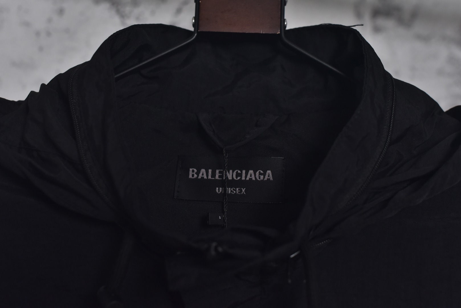 图片[5]-#Balenciaga/巴黎世家 24Fw 字母红胶带印花连帽外套 采用定制消光塔丝隆专业面料，加施三防涂层工艺，特氟龙防污处理，抗油渍易清洁，聚酯高密鸟眼网布衬里，立体循环透气结构，快速导出湿气，防静电处理，秋冬季穿着更舒适，进口环保胶浆丝网套色印花，定制五金拉链双拉头LOGO，定制辅料三标 尺码：46 48 50 52-选品中心