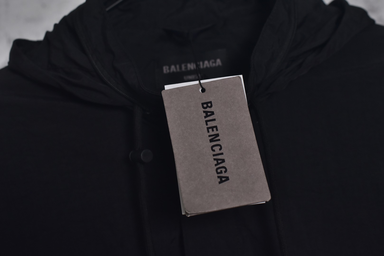 图片[6]-#Balenciaga/巴黎世家 24Fw 字母红胶带印花连帽外套 采用定制消光塔丝隆专业面料，加施三防涂层工艺，特氟龙防污处理，抗油渍易清洁，聚酯高密鸟眼网布衬里，立体循环透气结构，快速导出湿气，防静电处理，秋冬季穿着更舒适，进口环保胶浆丝网套色印花，定制五金拉链双拉头LOGO，定制辅料三标 尺码：46 48 50 52-选品中心