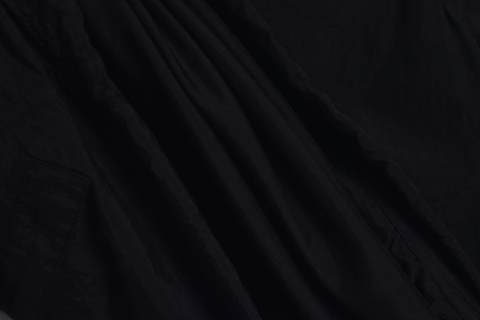 图片[8]-#Balenciaga/巴黎世家 24Fw 字母红胶带印花连帽外套 采用定制消光塔丝隆专业面料，加施三防涂层工艺，特氟龙防污处理，抗油渍易清洁，聚酯高密鸟眼网布衬里，立体循环透气结构，快速导出湿气，防静电处理，秋冬季穿着更舒适，进口环保胶浆丝网套色印花，定制五金拉链双拉头LOGO，定制辅料三标 尺码：46 48 50 52-选品中心