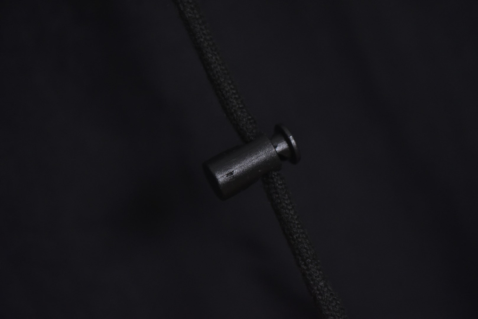 图片[4]-#Balenciaga/巴黎世家 24Fw 字母红胶带印花连帽外套 采用定制消光塔丝隆专业面料，加施三防涂层工艺，特氟龙防污处理，抗油渍易清洁，聚酯高密鸟眼网布衬里，立体循环透气结构，快速导出湿气，防静电处理，秋冬季穿着更舒适，进口环保胶浆丝网套色印花，定制五金拉链双拉头LOGO，定制辅料三标 尺码：46 48 50 52-选品中心