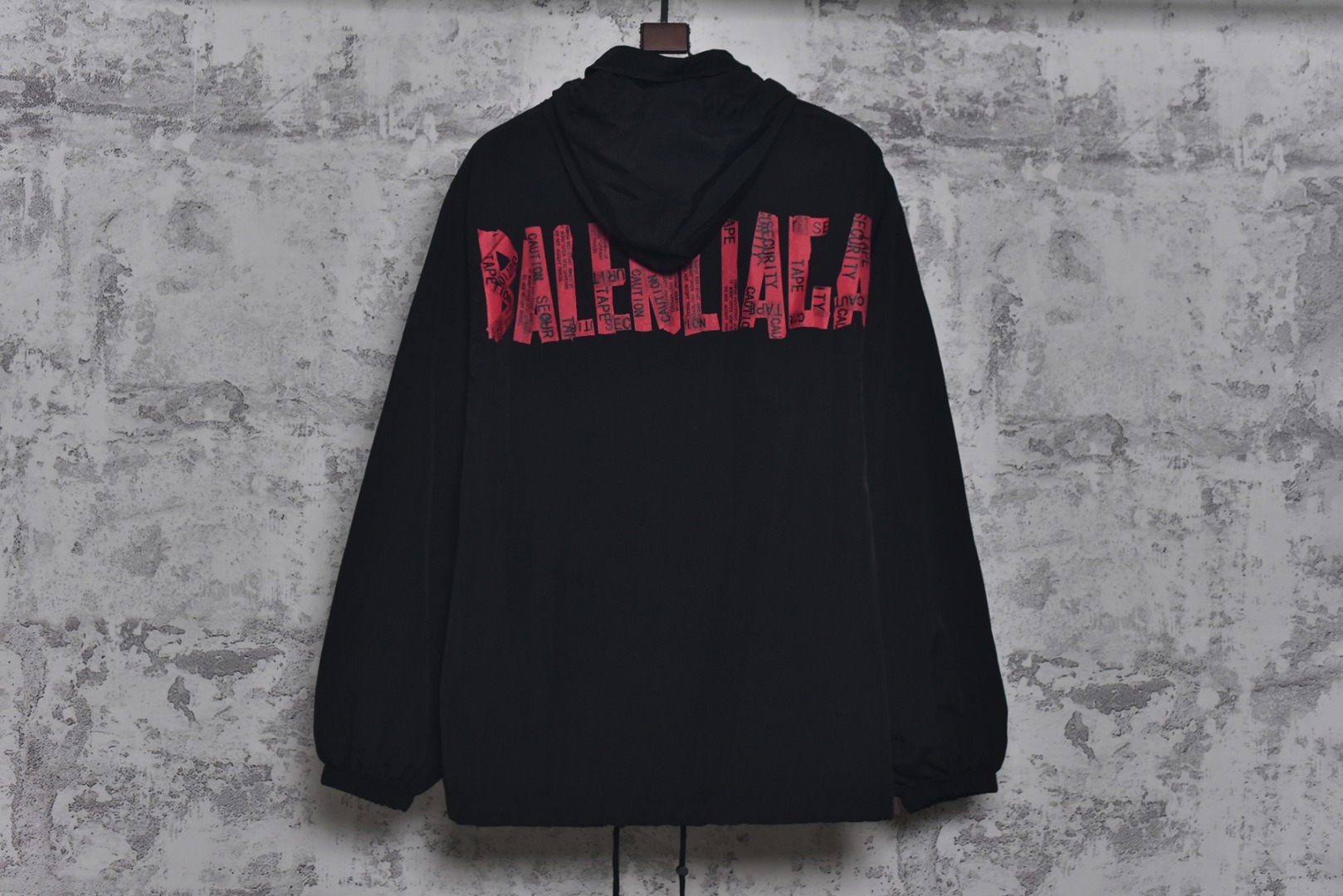 图片[2]-#Balenciaga/巴黎世家 24Fw 字母红胶带印花连帽外套 采用定制消光塔丝隆专业面料，加施三防涂层工艺，特氟龙防污处理，抗油渍易清洁，聚酯高密鸟眼网布衬里，立体循环透气结构，快速导出湿气，防静电处理，秋冬季穿着更舒适，进口环保胶浆丝网套色印花，定制五金拉链双拉头LOGO，定制辅料三标 尺码：46 48 50 52-选品中心
