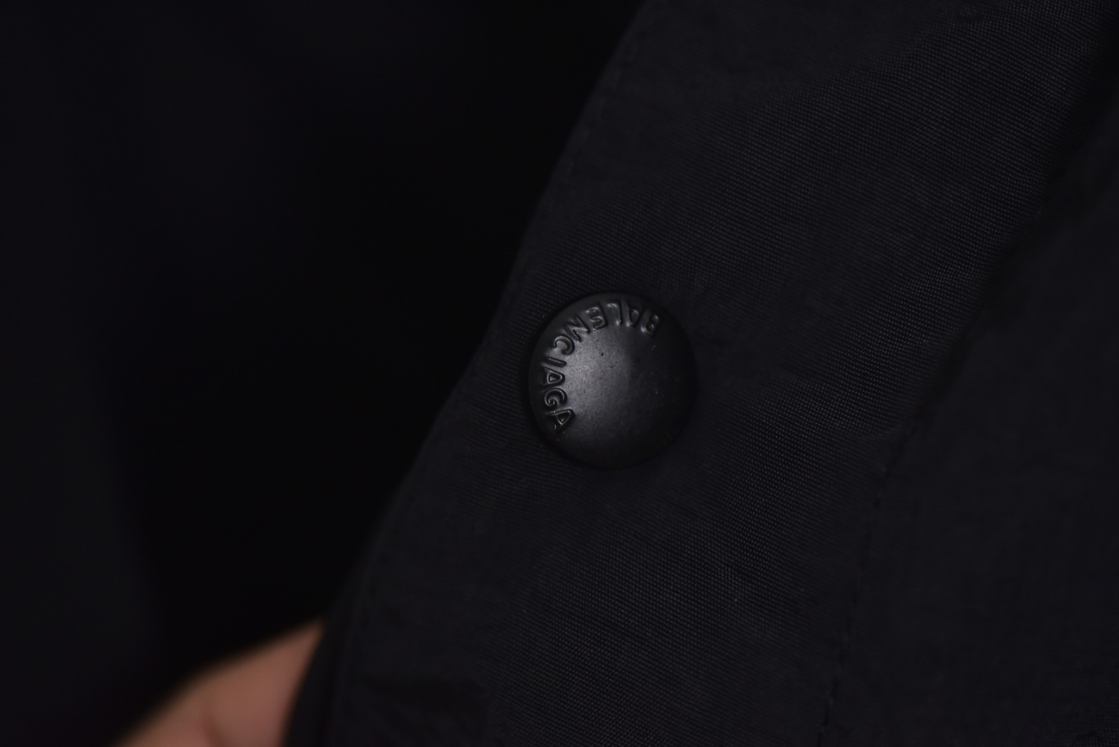 图片[9]-#Balenciaga/巴黎世家 24Fw 字母红胶带印花连帽外套 采用定制消光塔丝隆专业面料，加施三防涂层工艺，特氟龙防污处理，抗油渍易清洁，聚酯高密鸟眼网布衬里，立体循环透气结构，快速导出湿气，防静电处理，秋冬季穿着更舒适，进口环保胶浆丝网套色印花，定制五金拉链双拉头LOGO，定制辅料三标 尺码：46 48 50 52-选品中心