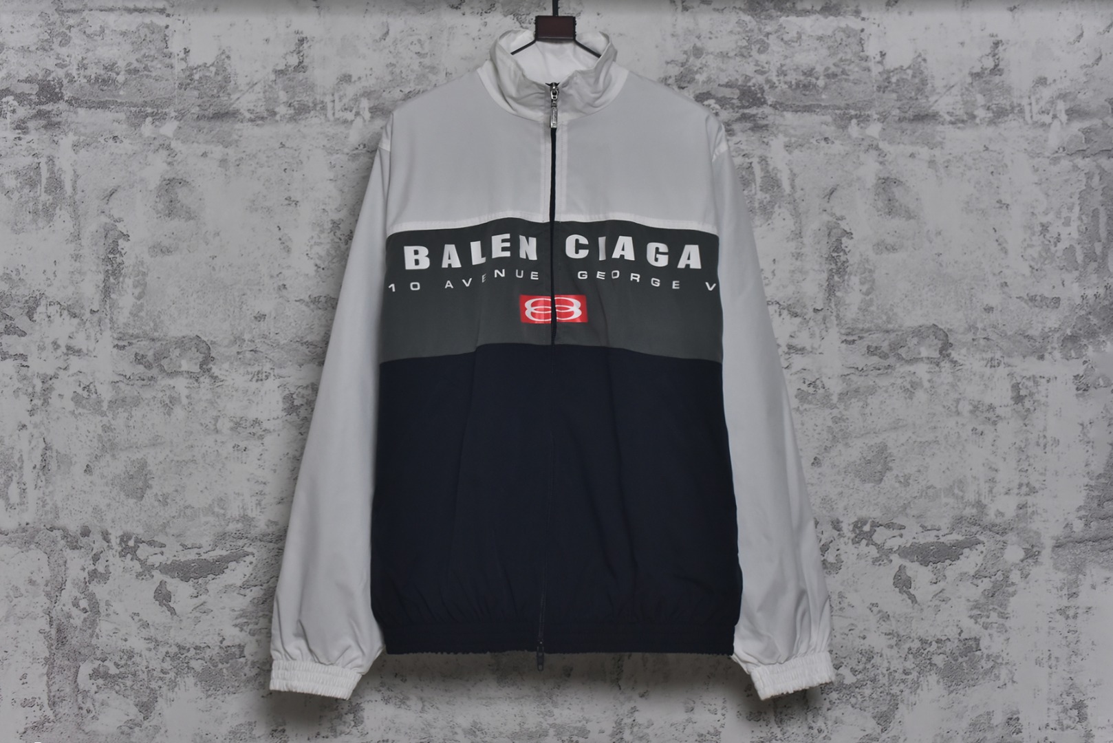 #Balenciaga/巴黎世家 24Fw 三拼色双环印花立领外套 采用定制消光塔丝隆专业面料,加施三防涂层工艺,特氟龙防污处理,抗油渍易清洁,聚酯高密鸟眼网布衬里,立体循环透气结构,快速导出湿气,防静电处理,秋冬季穿着更舒适,进口环保胶浆丝网套色印花,定制五金拉链双拉头LOGO,定制辅料三标 尺码:46 48 50 52-选品中心