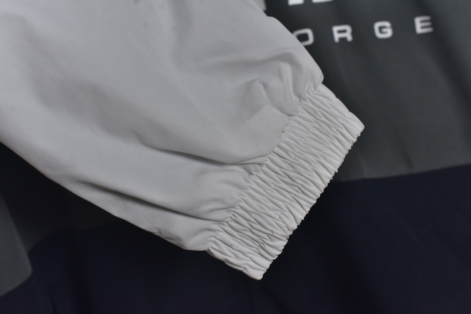 图片[5]-#Balenciaga/巴黎世家 24Fw 三拼色双环印花立领外套 采用定制消光塔丝隆专业面料，加施三防涂层工艺，特氟龙防污处理，抗油渍易清洁，聚酯高密鸟眼网布衬里，立体循环透气结构，快速导出湿气，防静电处理，秋冬季穿着更舒适，进口环保胶浆丝网套色印花，定制五金拉链双拉头LOGO，定制辅料三标 尺码：46 48 50 52-选品中心