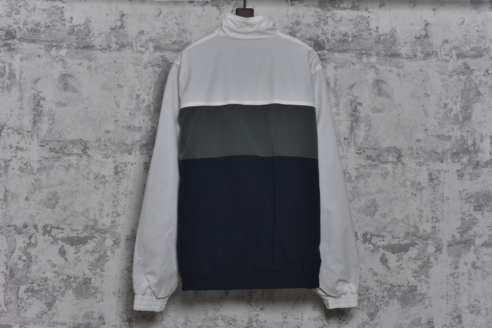 图片[2]-#Balenciaga/巴黎世家 24Fw 三拼色双环印花立领外套 采用定制消光塔丝隆专业面料，加施三防涂层工艺，特氟龙防污处理，抗油渍易清洁，聚酯高密鸟眼网布衬里，立体循环透气结构，快速导出湿气，防静电处理，秋冬季穿着更舒适，进口环保胶浆丝网套色印花，定制五金拉链双拉头LOGO，定制辅料三标 尺码：46 48 50 52-选品中心