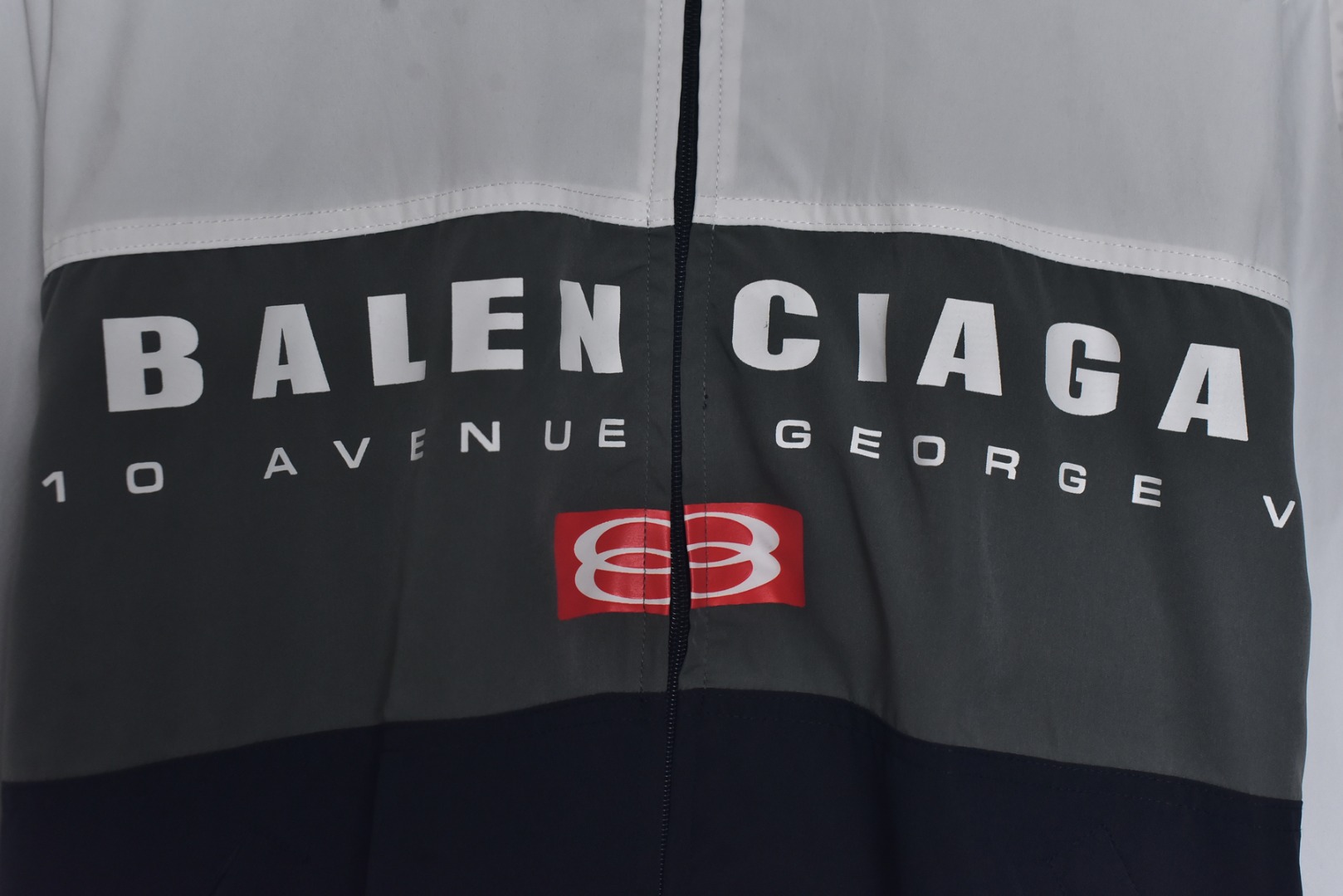 图片[3]-#Balenciaga/巴黎世家 24Fw 三拼色双环印花立领外套 采用定制消光塔丝隆专业面料，加施三防涂层工艺，特氟龙防污处理，抗油渍易清洁，聚酯高密鸟眼网布衬里，立体循环透气结构，快速导出湿气，防静电处理，秋冬季穿着更舒适，进口环保胶浆丝网套色印花，定制五金拉链双拉头LOGO，定制辅料三标 尺码：46 48 50 52-选品中心