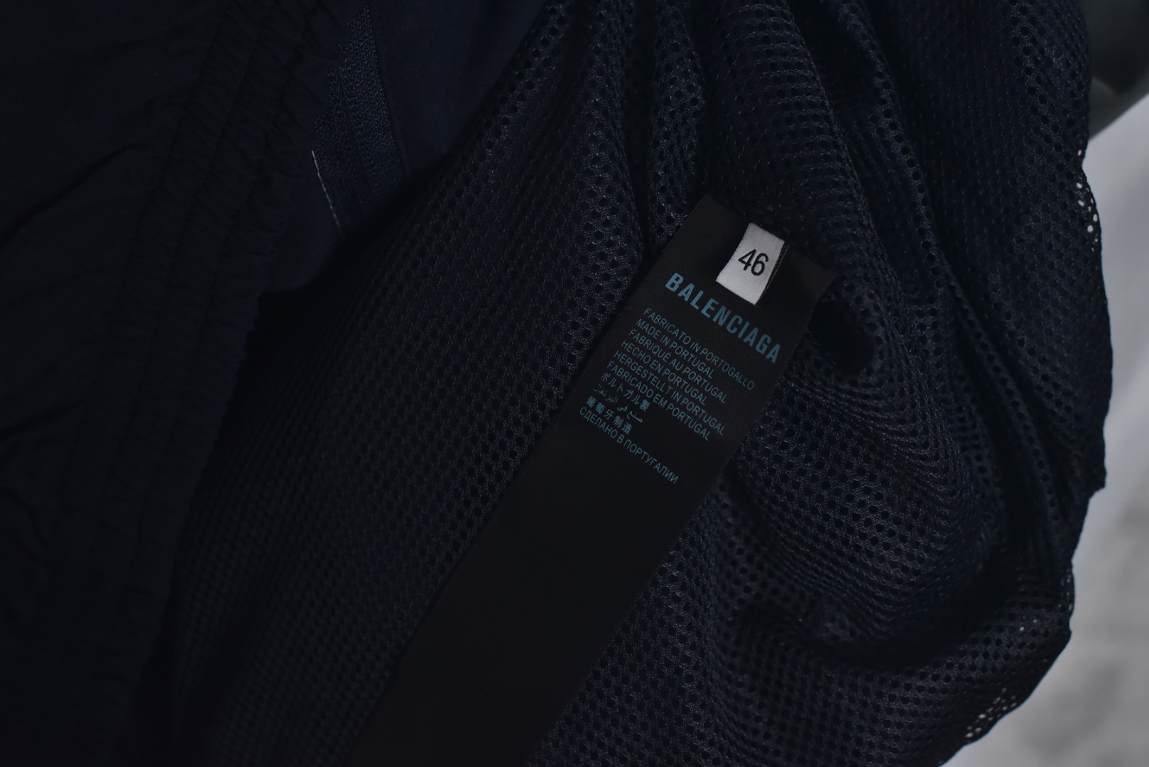 图片[6]-#Balenciaga/巴黎世家 24Fw 三拼色双环印花立领外套 采用定制消光塔丝隆专业面料，加施三防涂层工艺，特氟龙防污处理，抗油渍易清洁，聚酯高密鸟眼网布衬里，立体循环透气结构，快速导出湿气，防静电处理，秋冬季穿着更舒适，进口环保胶浆丝网套色印花，定制五金拉链双拉头LOGO，定制辅料三标 尺码：46 48 50 52-选品中心