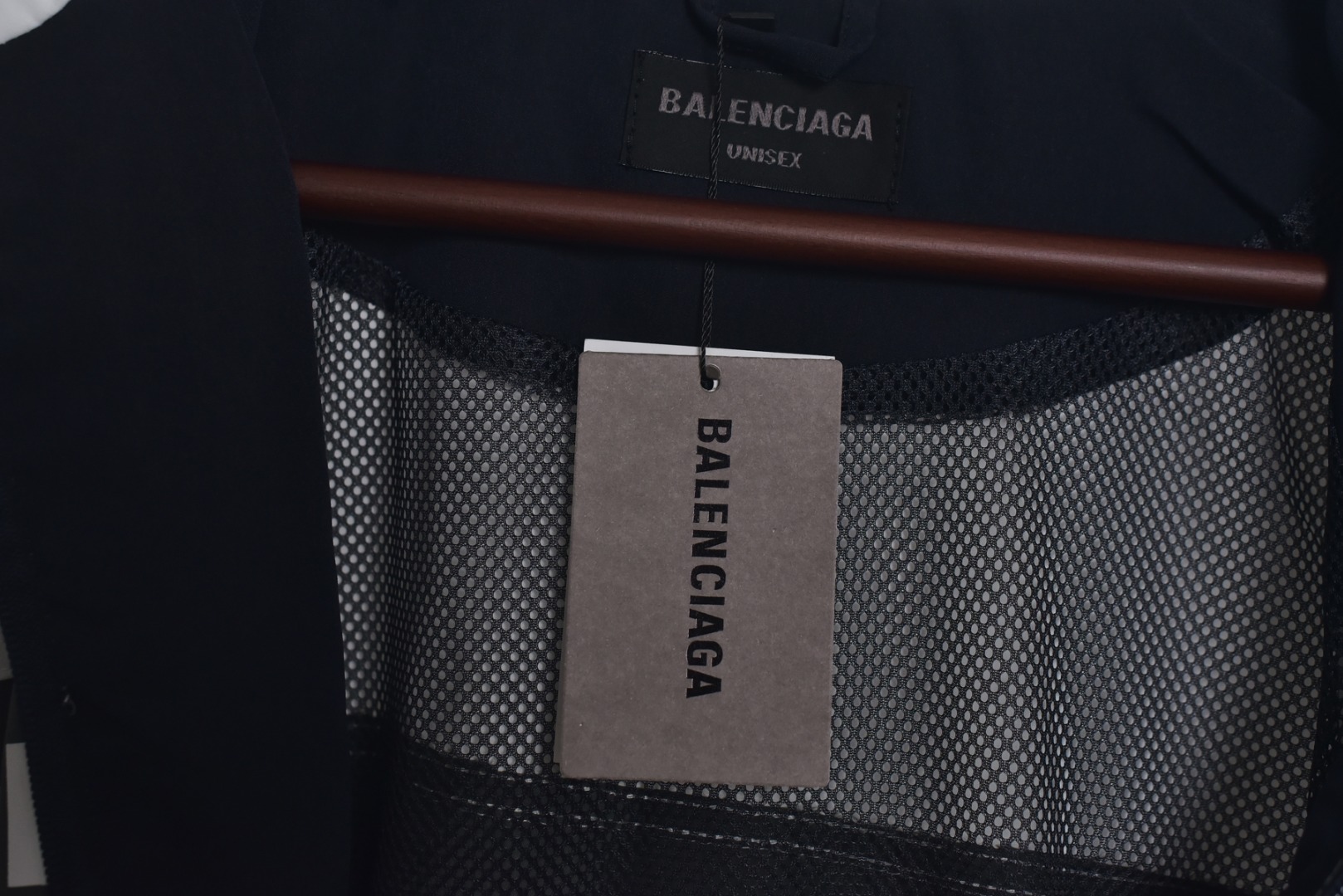 图片[8]-#Balenciaga/巴黎世家 24Fw 三拼色双环印花立领外套 采用定制消光塔丝隆专业面料，加施三防涂层工艺，特氟龙防污处理，抗油渍易清洁，聚酯高密鸟眼网布衬里，立体循环透气结构，快速导出湿气，防静电处理，秋冬季穿着更舒适，进口环保胶浆丝网套色印花，定制五金拉链双拉头LOGO，定制辅料三标 尺码：46 48 50 52-选品中心