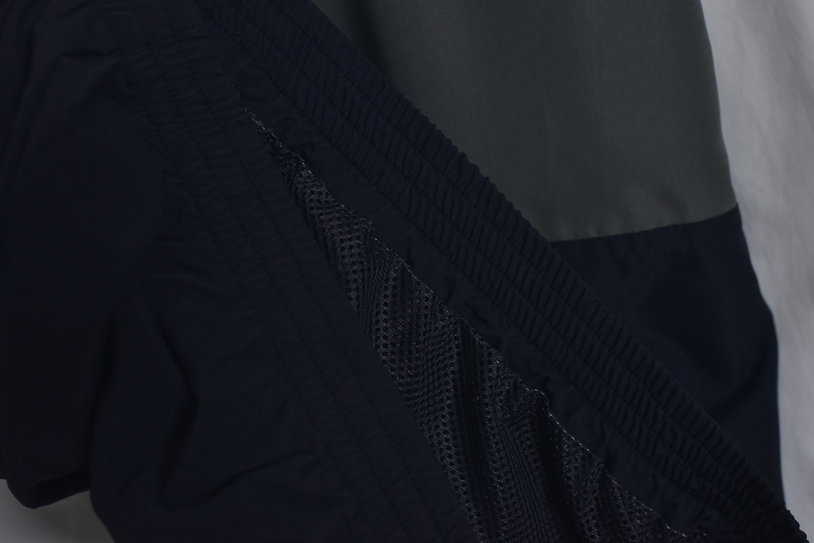 图片[7]-#Balenciaga/巴黎世家 24Fw 三拼色双环印花立领外套 采用定制消光塔丝隆专业面料，加施三防涂层工艺，特氟龙防污处理，抗油渍易清洁，聚酯高密鸟眼网布衬里，立体循环透气结构，快速导出湿气，防静电处理，秋冬季穿着更舒适，进口环保胶浆丝网套色印花，定制五金拉链双拉头LOGO，定制辅料三标 尺码：46 48 50 52-选品中心