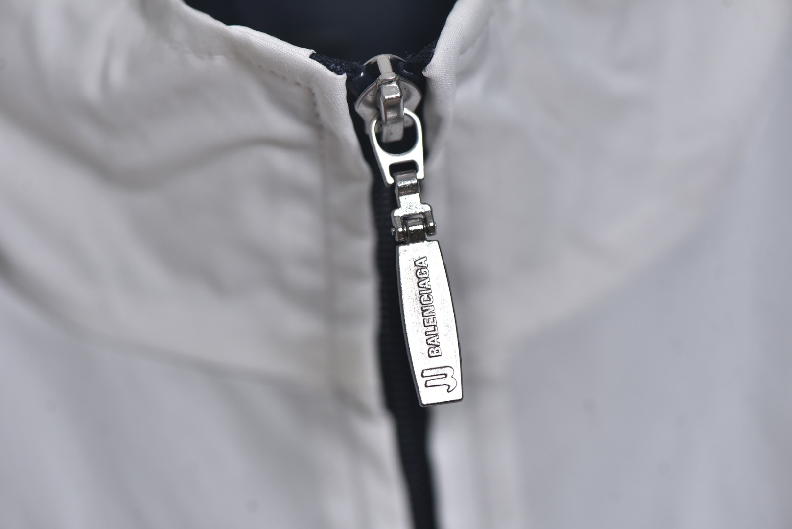 图片[4]-#Balenciaga/巴黎世家 24Fw 三拼色双环印花立领外套 采用定制消光塔丝隆专业面料，加施三防涂层工艺，特氟龙防污处理，抗油渍易清洁，聚酯高密鸟眼网布衬里，立体循环透气结构，快速导出湿气，防静电处理，秋冬季穿着更舒适，进口环保胶浆丝网套色印花，定制五金拉链双拉头LOGO，定制辅料三标 尺码：46 48 50 52-选品中心