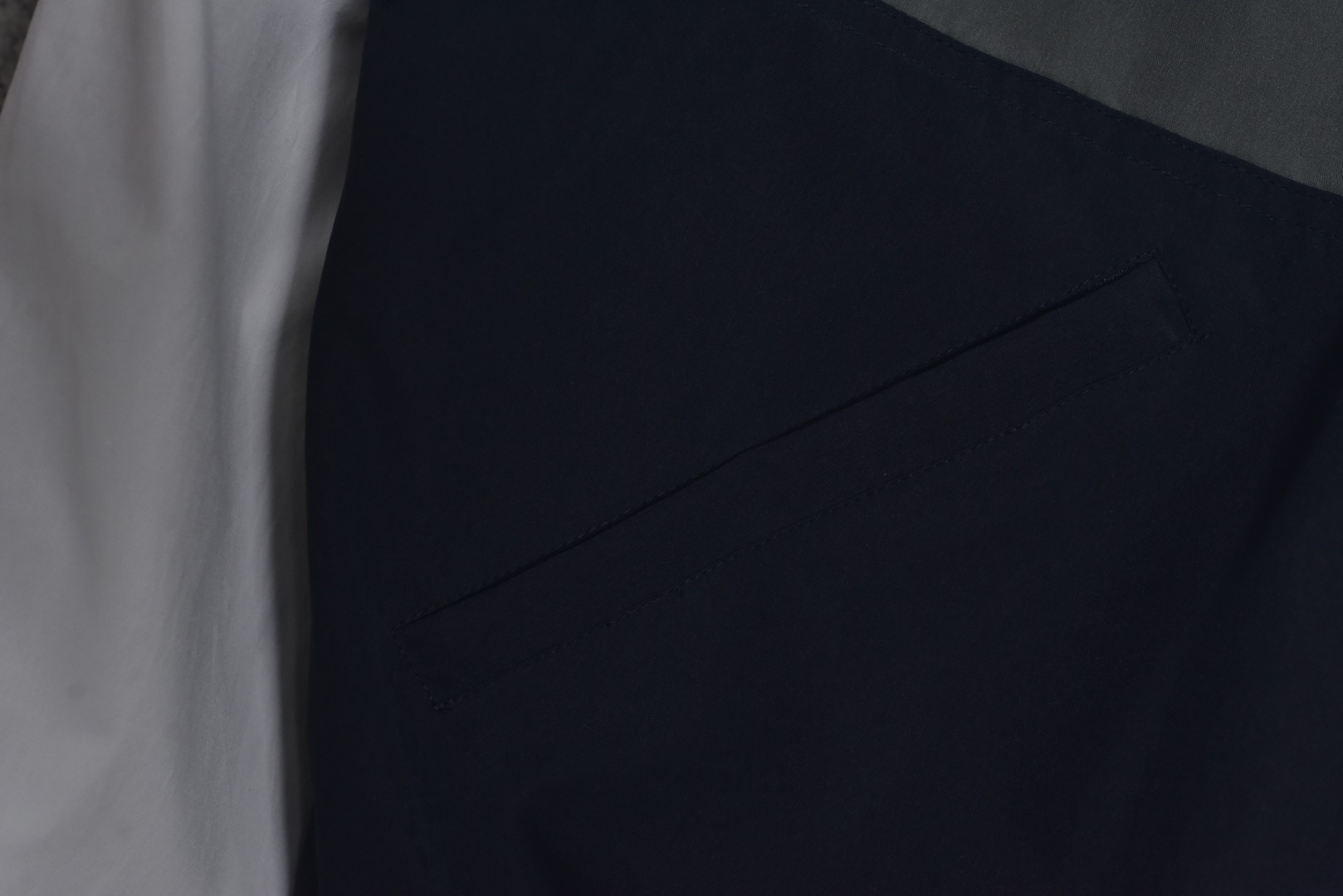 图片[9]-#Balenciaga/巴黎世家 24Fw 三拼色双环印花立领外套 采用定制消光塔丝隆专业面料，加施三防涂层工艺，特氟龙防污处理，抗油渍易清洁，聚酯高密鸟眼网布衬里，立体循环透气结构，快速导出湿气，防静电处理，秋冬季穿着更舒适，进口环保胶浆丝网套色印花，定制五金拉链双拉头LOGO，定制辅料三标 尺码：46 48 50 52-选品中心