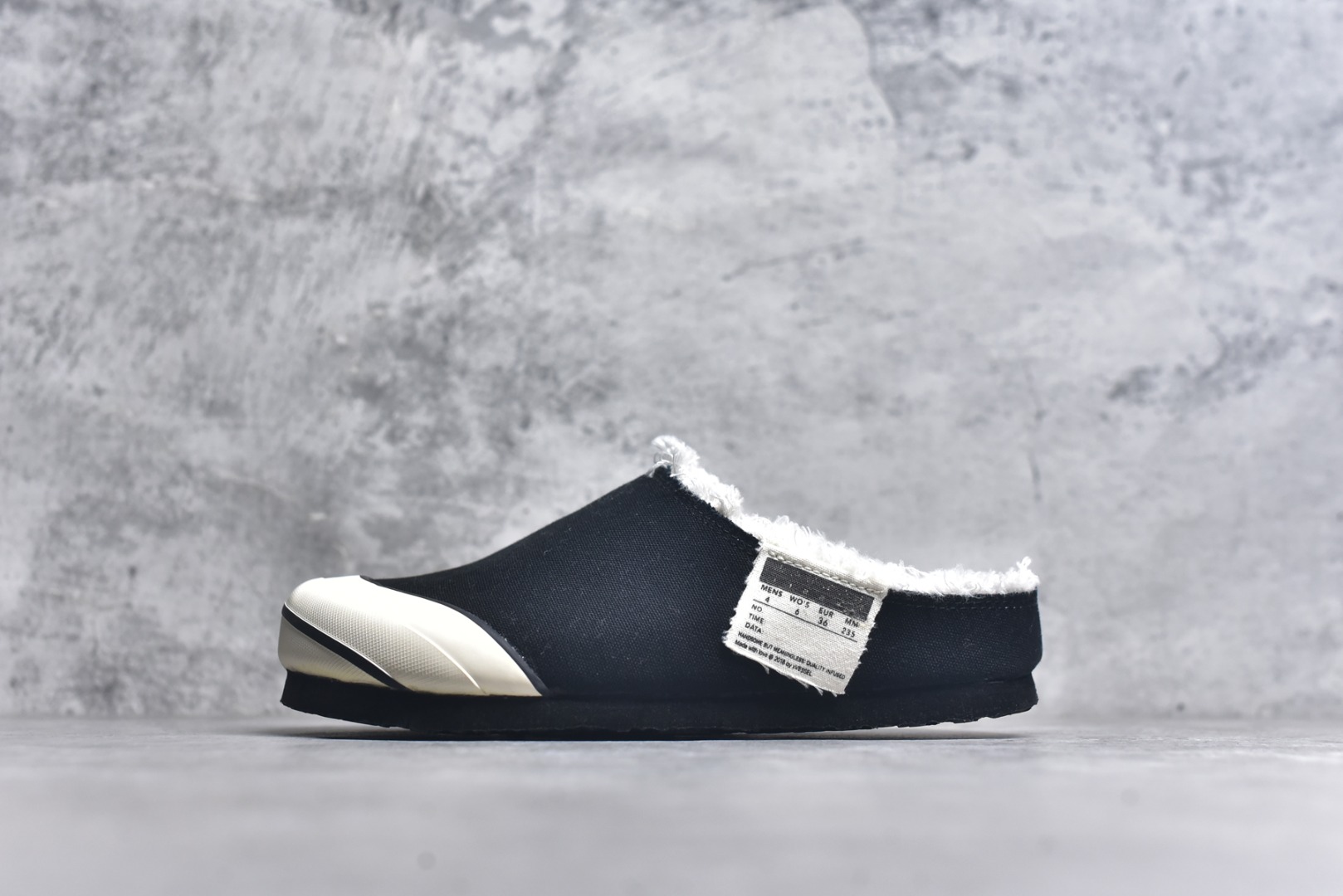 #xVESSEL Cabin One 吴建豪同款头等舱复古帆布穆勒鞋休闲舒适包头拖鞋 男女同款 XVESSEL是一个将解构主义与标志性设计元素触合的品牌，自2017年推出标志性软木硫化帆布鞋，多年来以热点设计元素融合解构主义，呈现视角的潮流单品。自成立以来，XVESSEL已经与LANVIN、Marvel、奔驰、山本耀司、G-Shock、Readymade等国际品牌和时代人物展开合作。XVESSEL前缀中的x代表着大胆自信的冒险精神，VESSEL一词除了可以解释为船的意思外，也可以理解血管的含义。代表着品牌就像一艘无畏驶向未知的船，也像是人们生活中流动的血液。xVESSEL就是建立于自己的一个媒介，能够传达出自己对爱和个性的感受和看法。尺码：35 36 37 38 39 40 41 42 43 44 45-选品中心